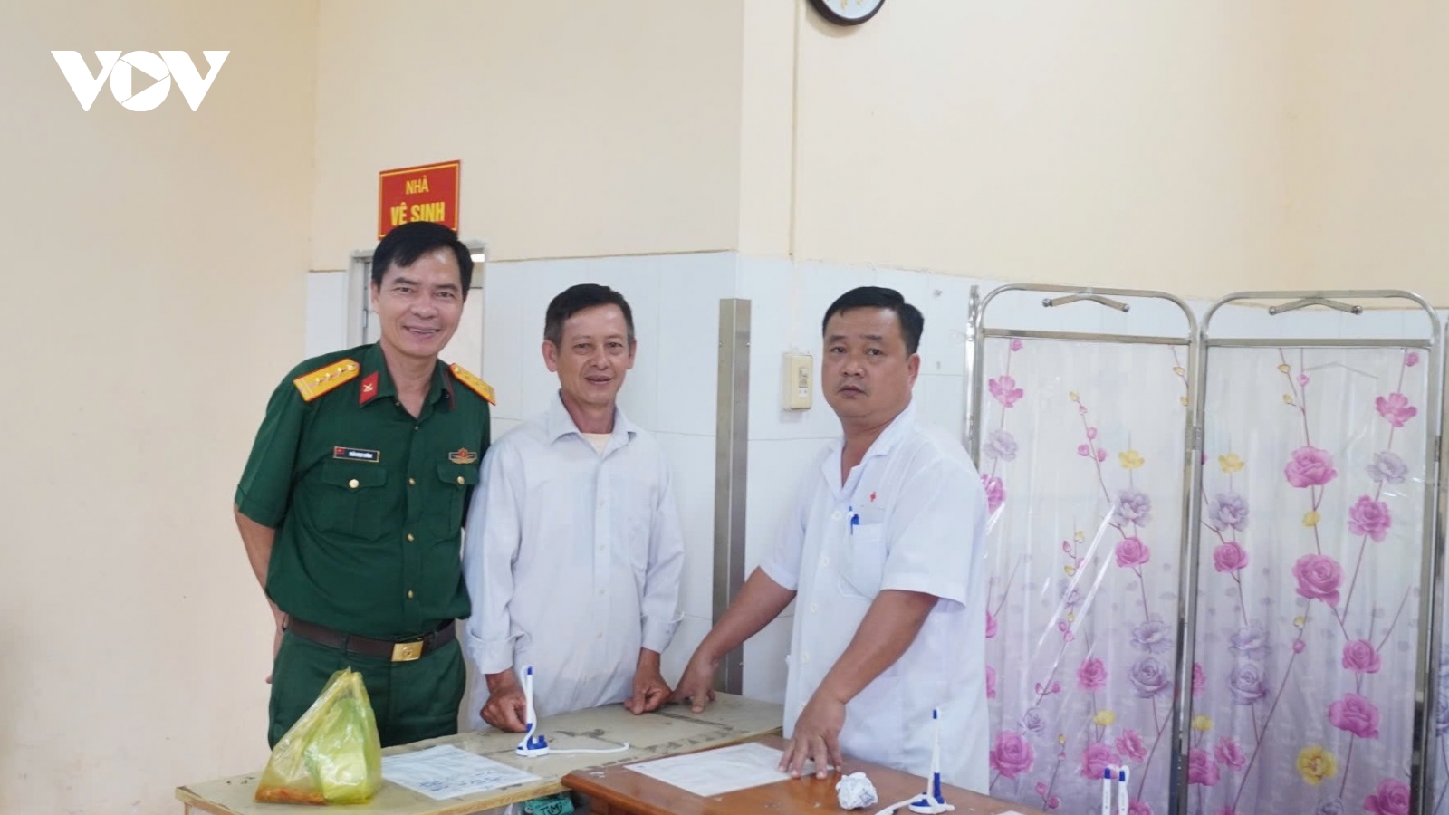 Bệnh viện Quân y 120 tìm, trả lại tiền cho gia đình bệnh nhân bị bỏ quên