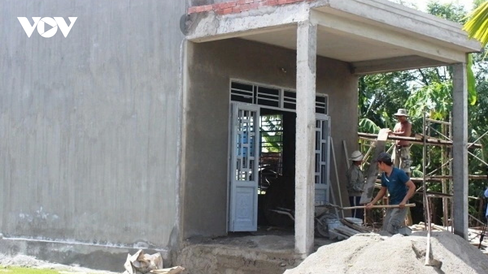 Mừng rơi nước mắt khi được hỗ trợ làm nhà mới