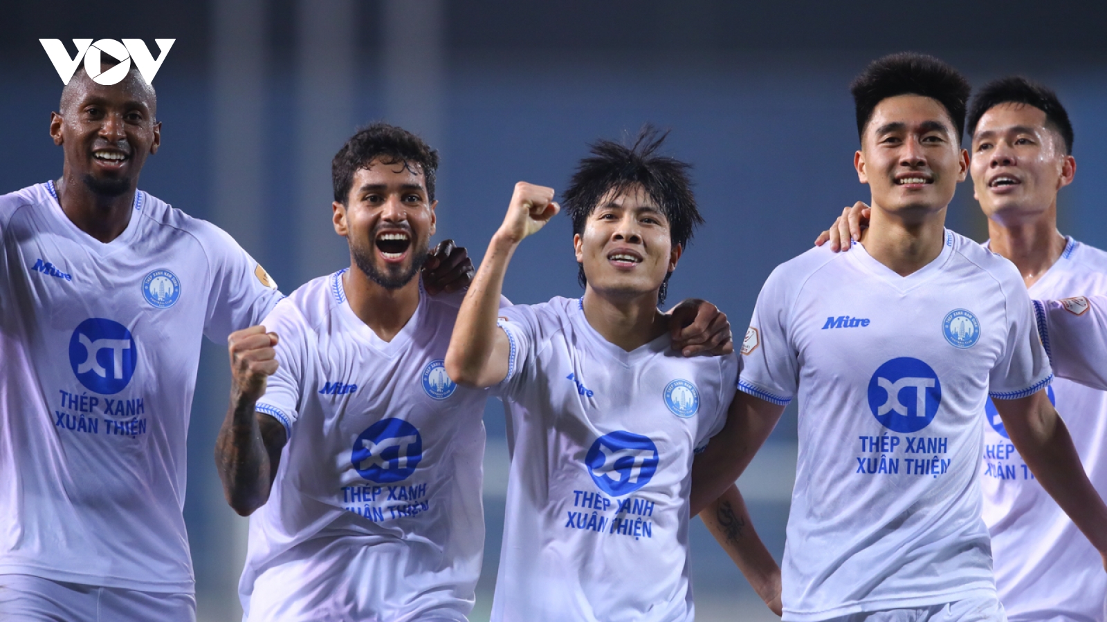 Nam Định giành chiến thắng, Xuân Son chống nạng xuống sân động viên đồng đội