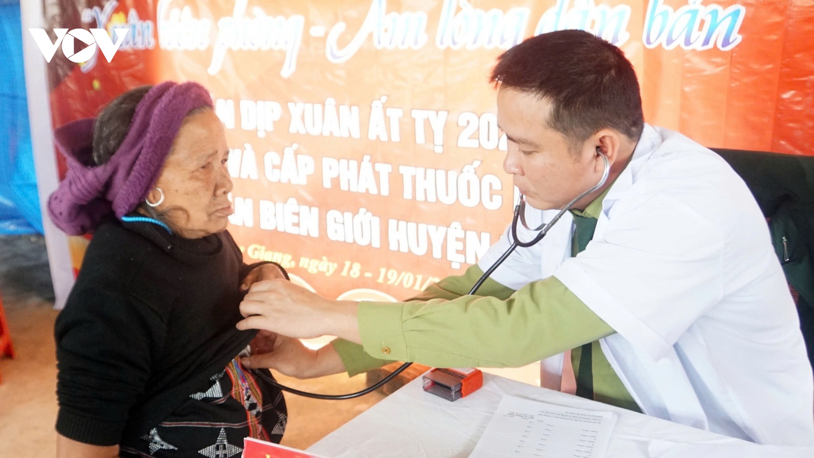 Thầy thuốc quân hàm xanh 20 năm gắn bó với biên giới