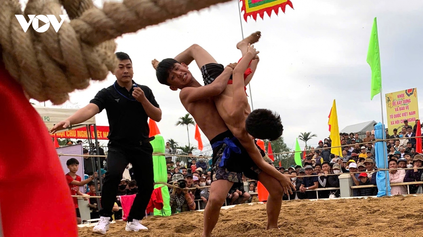 Làng Sình nô nức hội vật đầu xuân