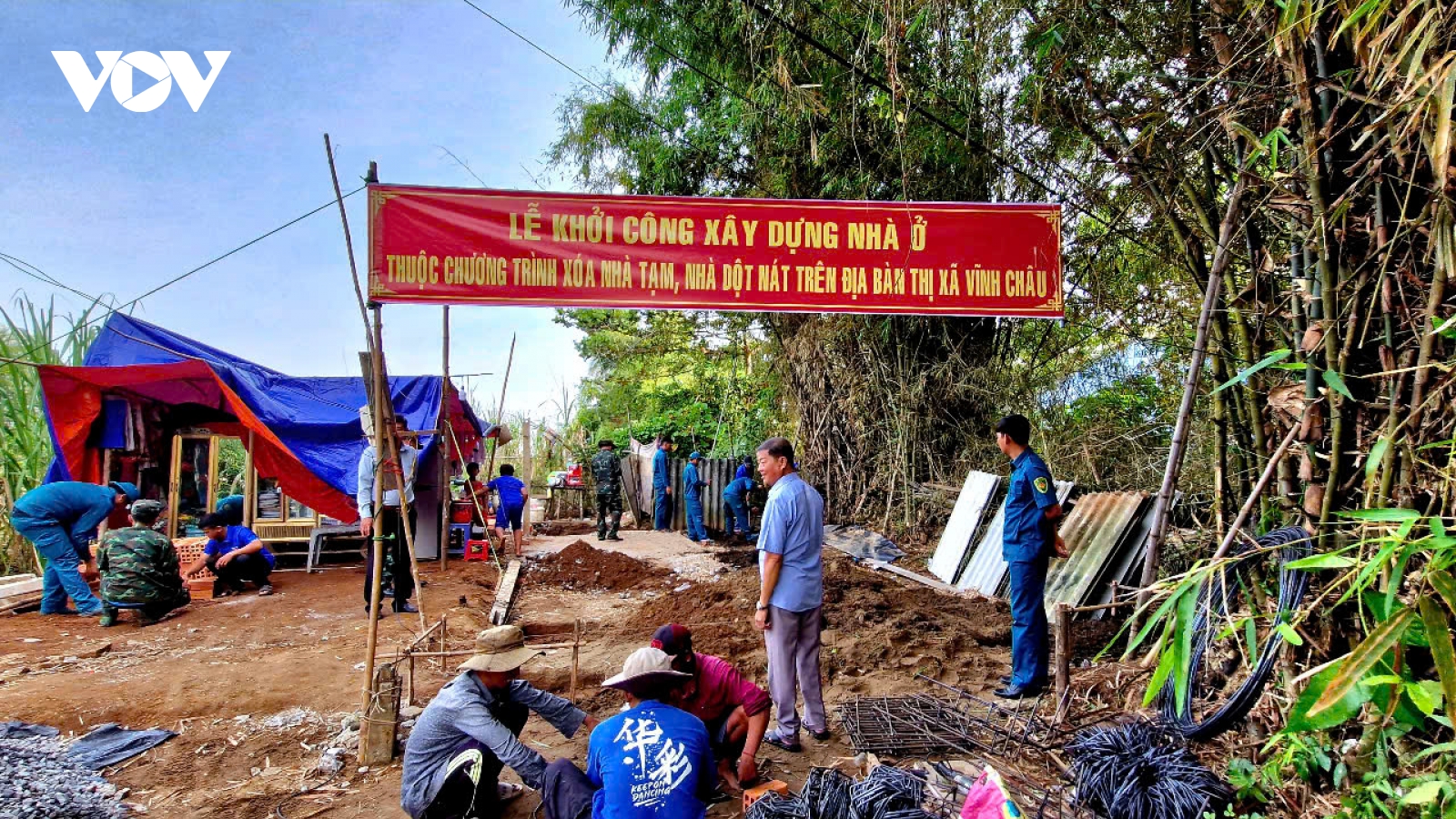 Bộ đội giúp dân xây dựng nhà ở tại Sóc Trăng