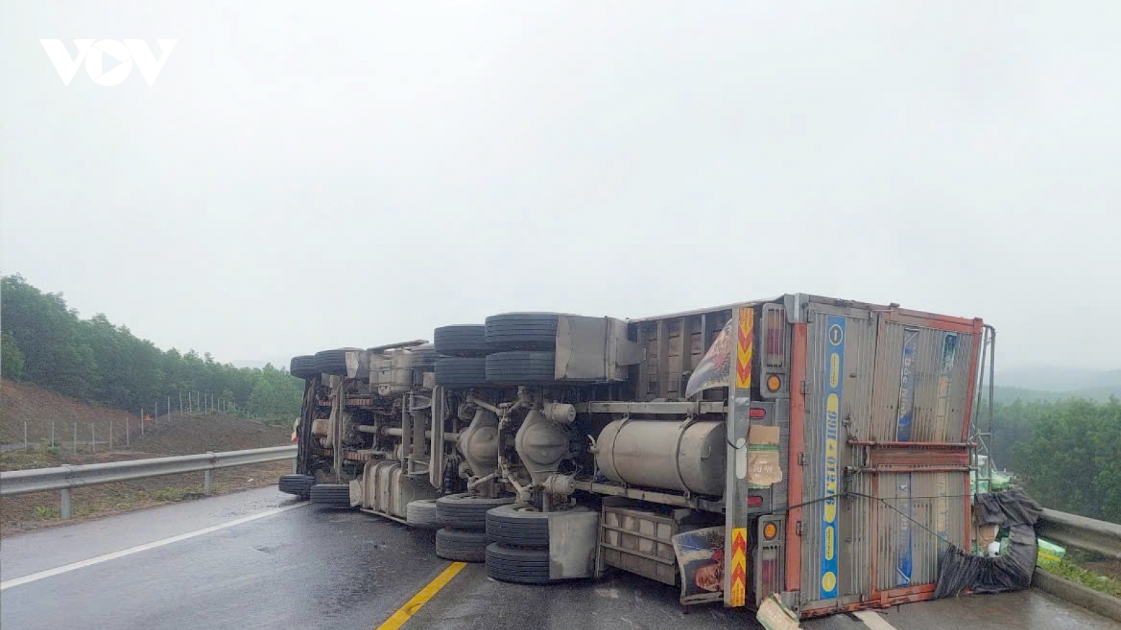 Cao tốc Cam Lộ (Quảng Trị) - La Sơn (Huế) đã thông tuyến trở lại sau 5 giờ ách tắc