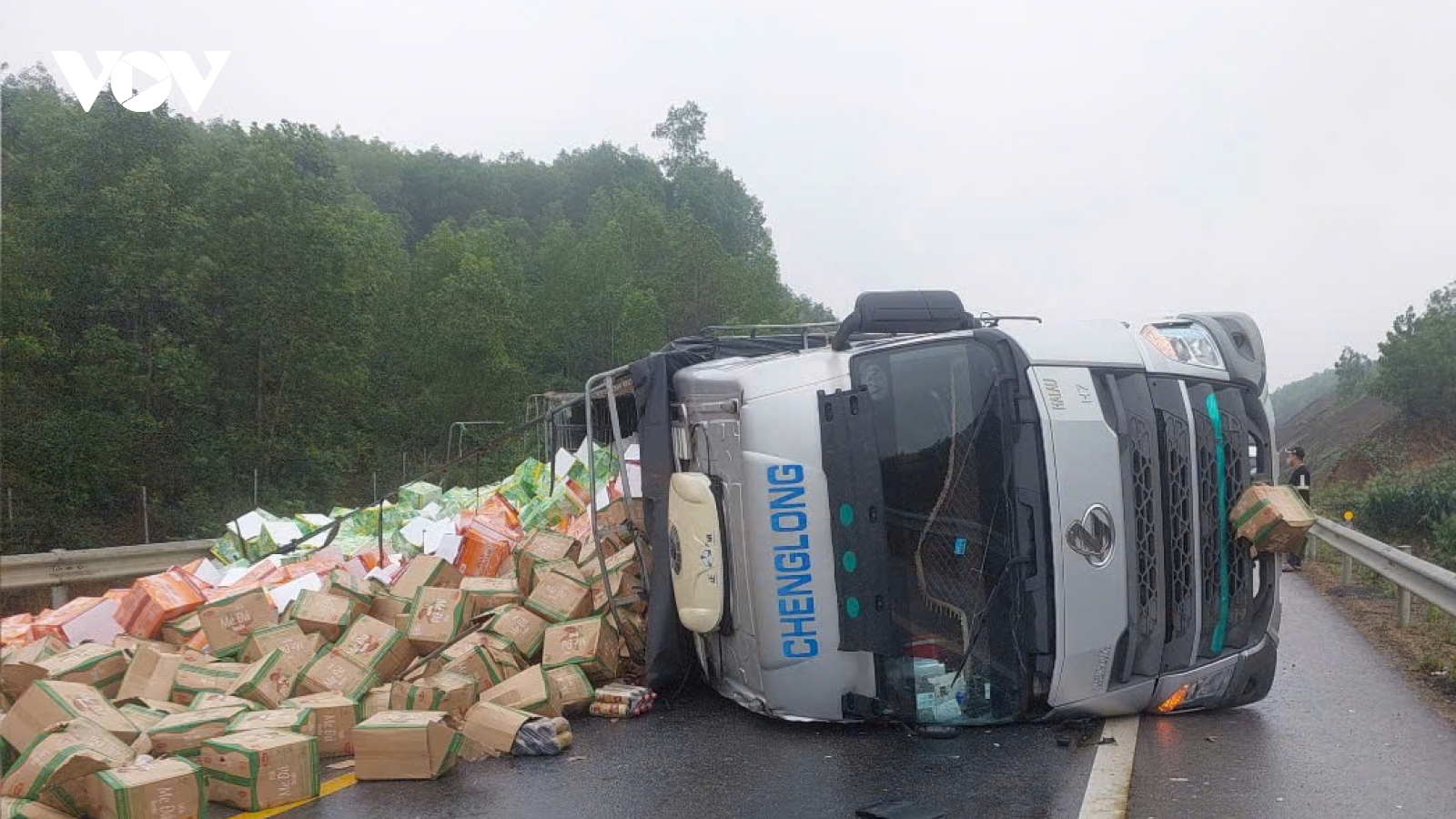 Lật xe tải trên cao tốc Cam Lộ -La Sơn, gây ách tắc giao thông nhiều giờ liền