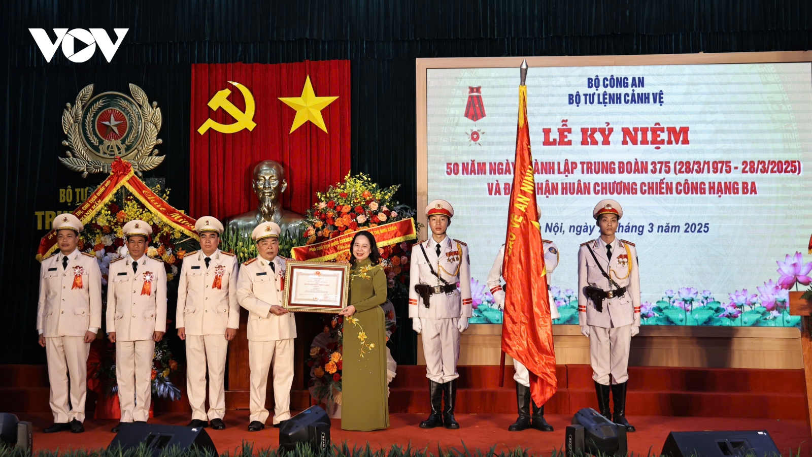 Phó Chủ tịch nước trao Huân chương Chiến công hạng Ba cho Trung đoàn 375