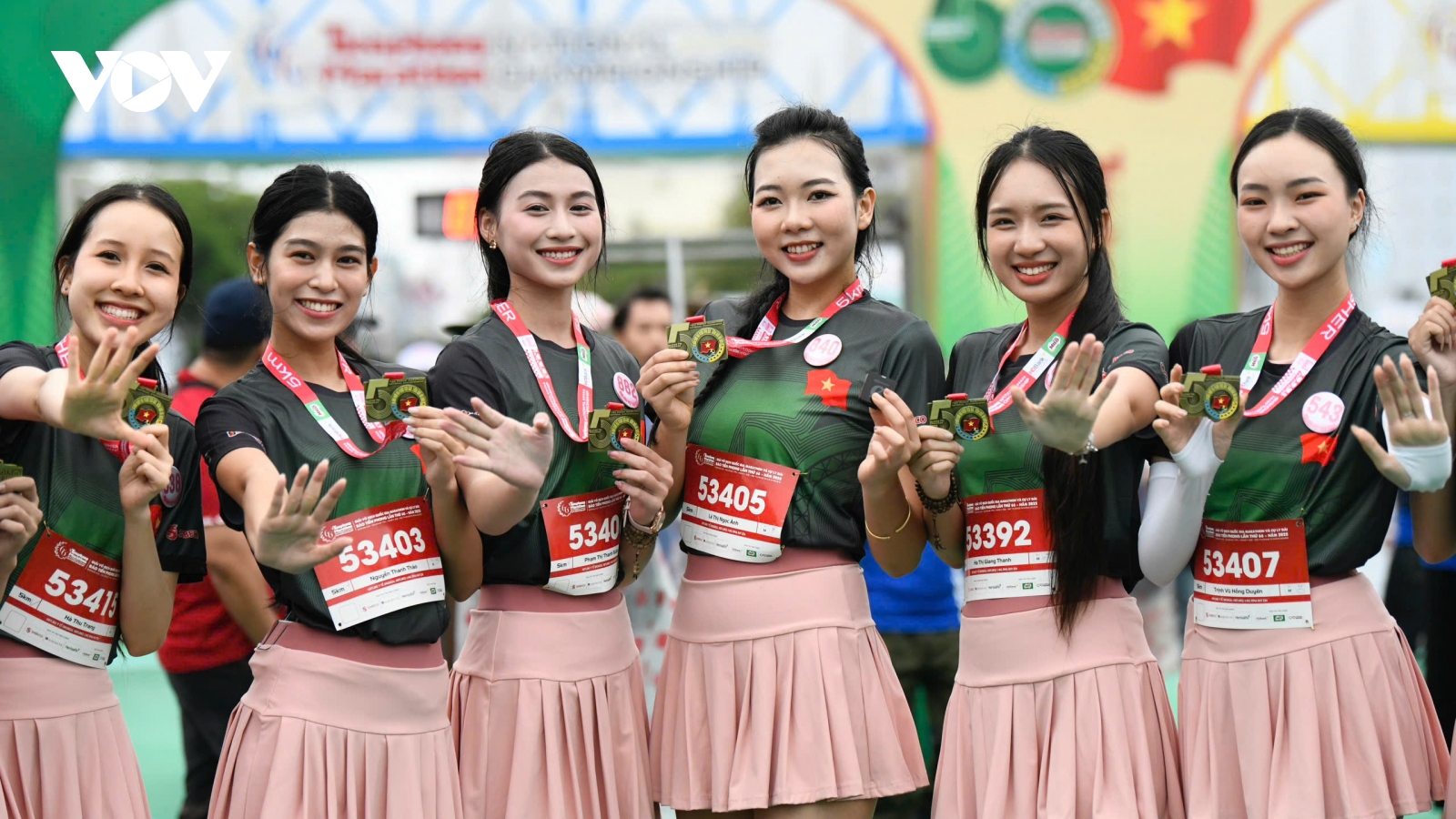 Dàn thí sinh Hoa hậu Việt Nam cán đích cự ly 5 km ở Tiền Phong Marathon