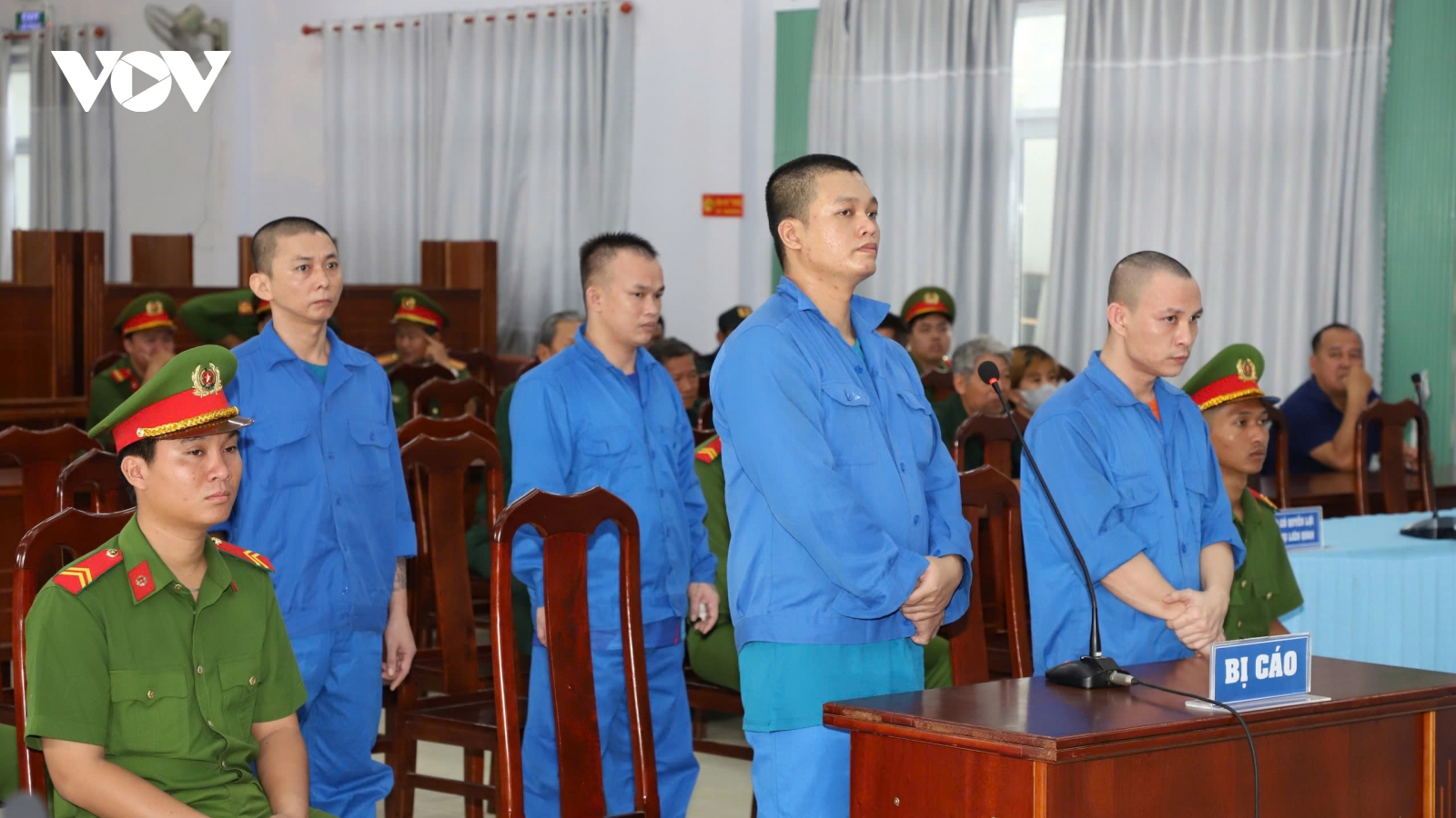 Đưa ra xét xử nhóm bị cáo buôn ma tuý, tàng trữ súng ngắn