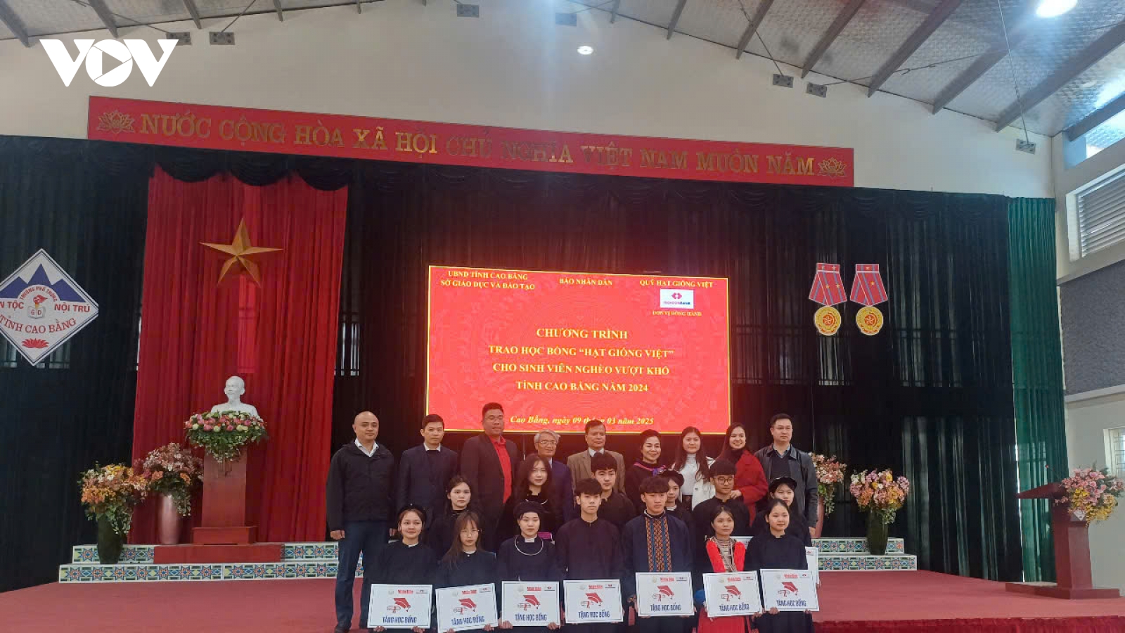 Trao học bổng “Hạt giống Việt” cho sinh viên nghèo vượt khó Cao Bằng
