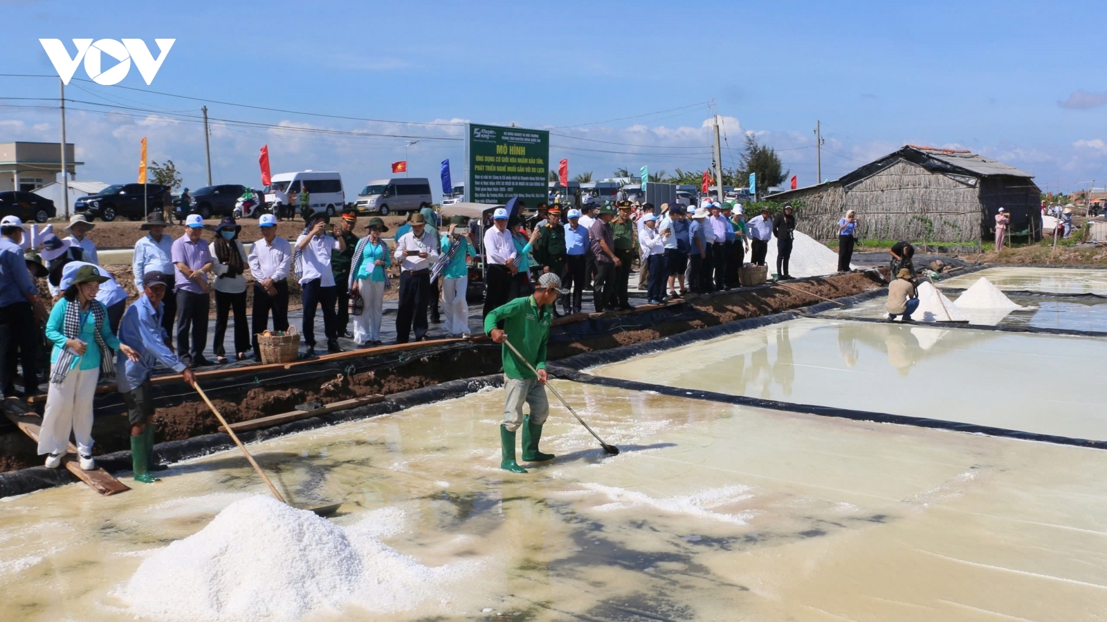 Bàn việc phát triển sản phẩm du lịch muối Bạc Liêu