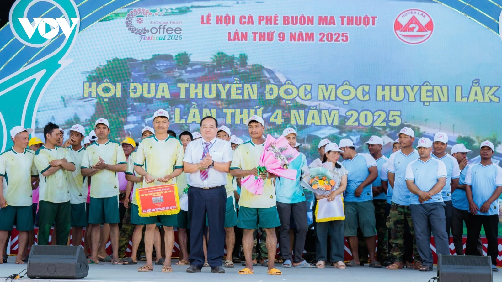 Gần 100 tay chèo tham gia đua thuyền độc mộc trên hồ tự nhiên lớn nhất Tây Nguyên