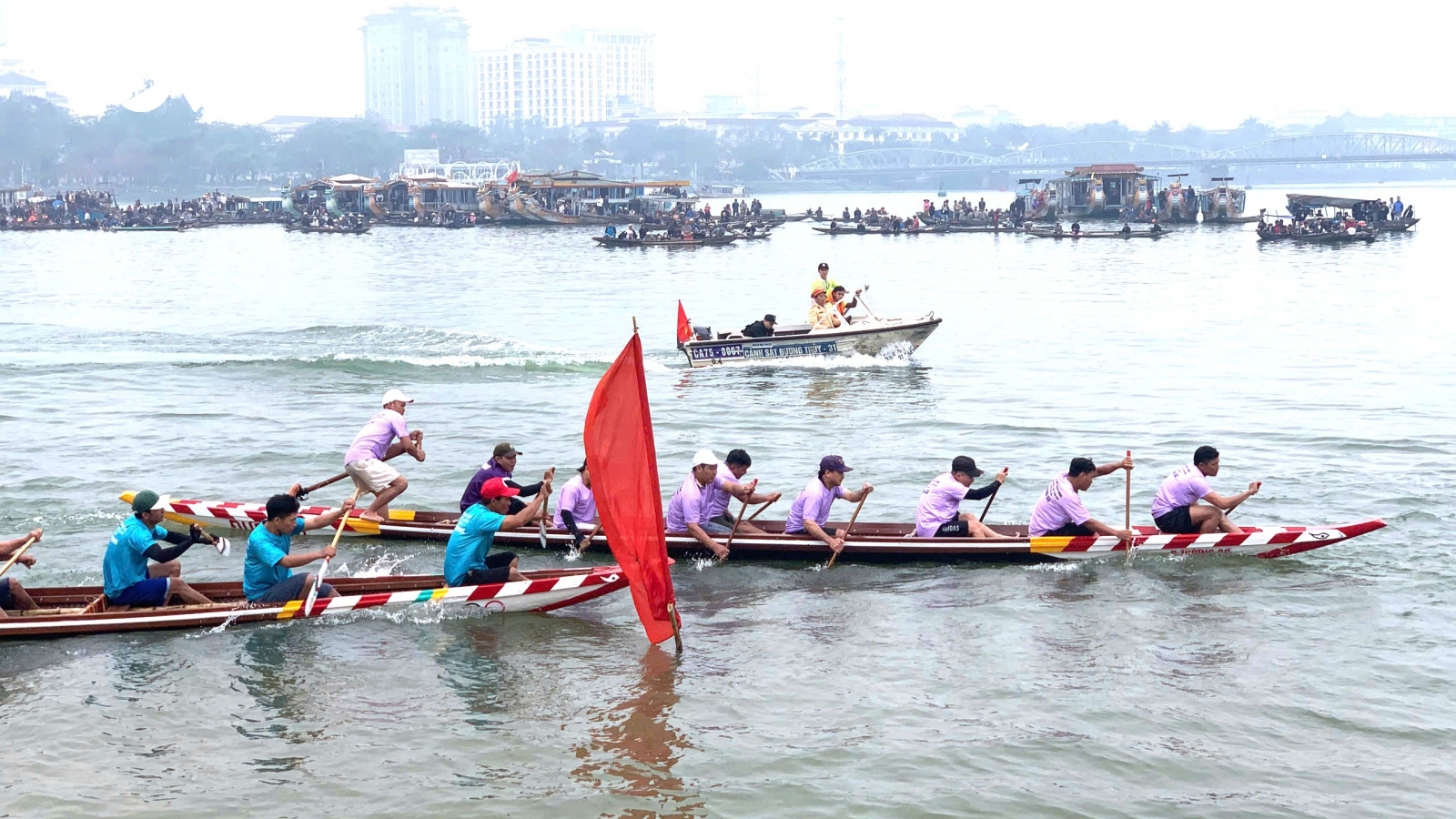 Sôi nổi giải đua ghe truyền thống trên sông Hương