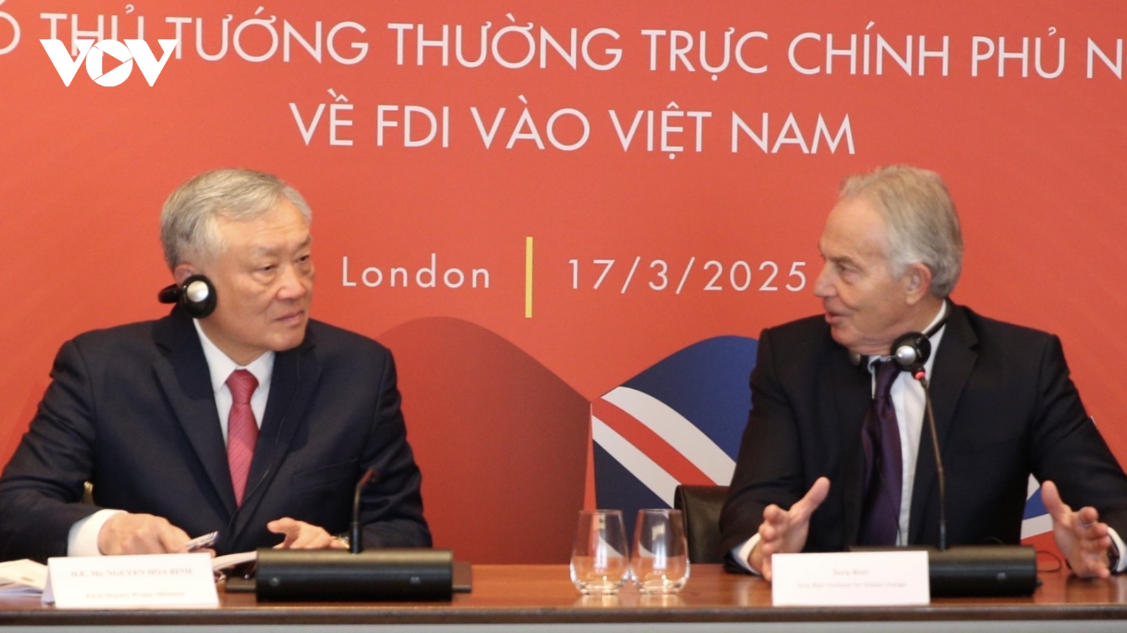 Phó Thủ tướng Nguyễn Hòa Bình tiếp nguyên Thủ tướng Anh Tony Blair