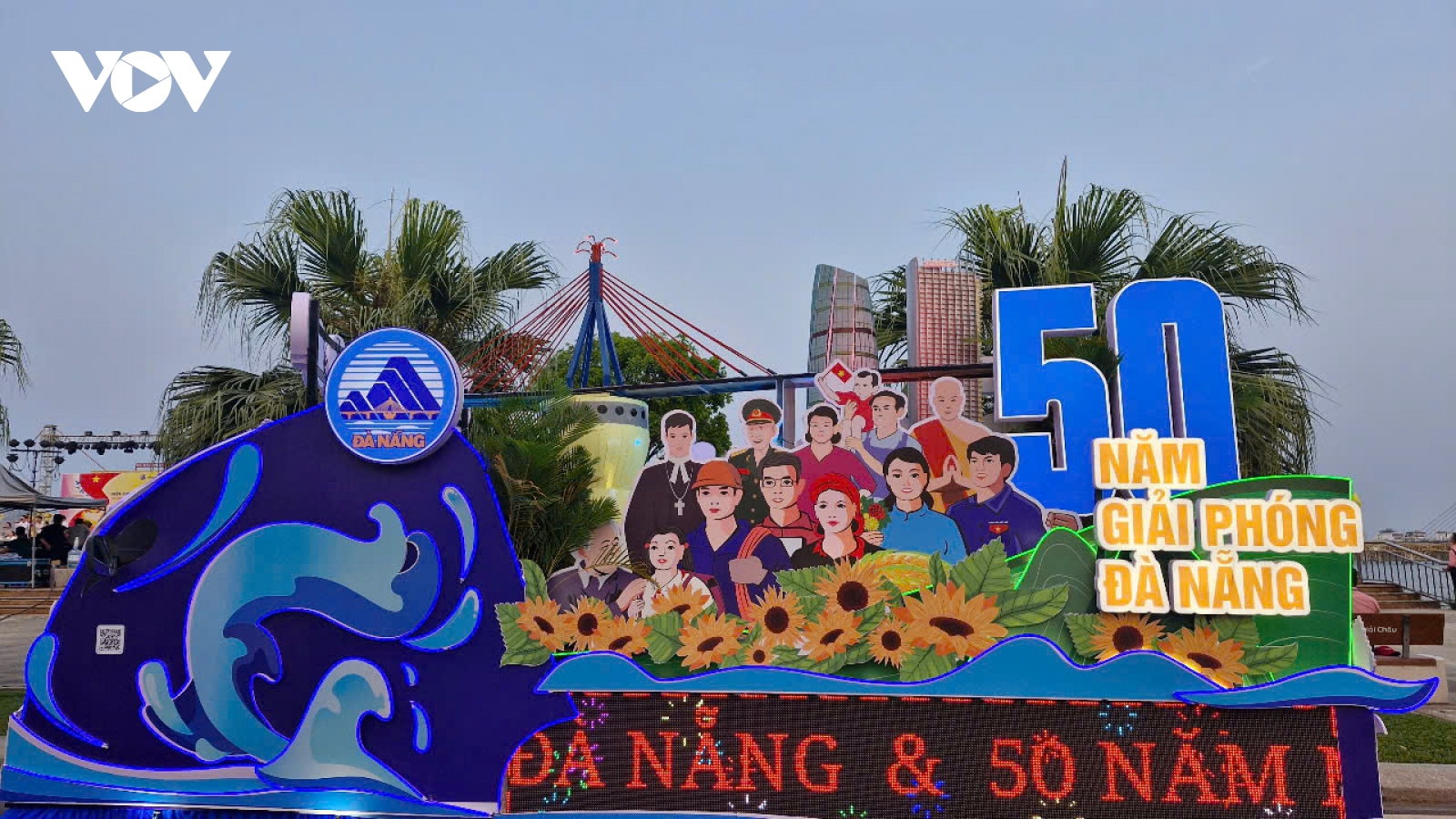 Hội thi Diễu hành xe hoa và thuyền hoa chào mừng 50 năm ngày giải phóng Đà Nẵng