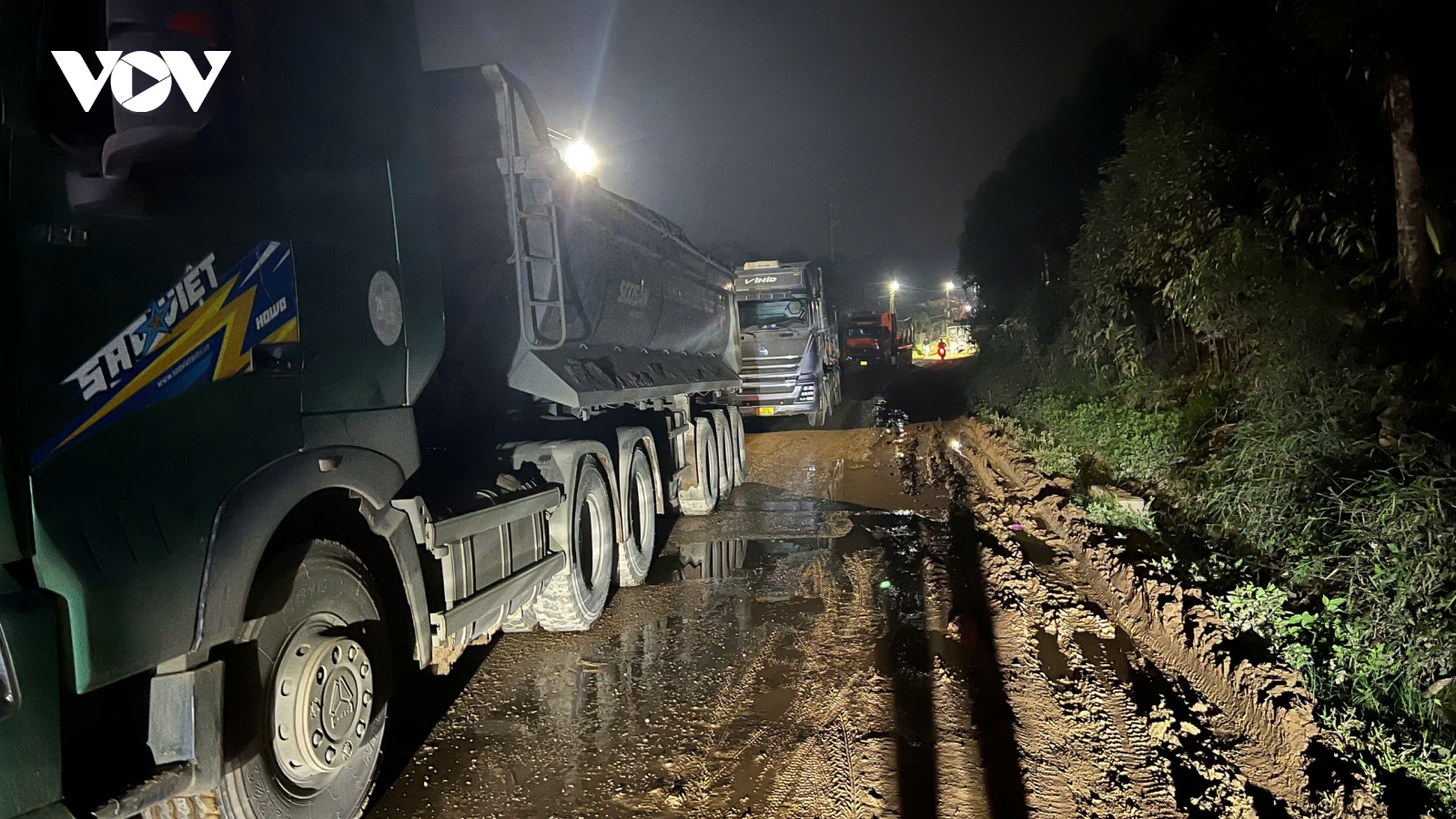 Xe chở cát hoành hành, dân Vực Tròn (Yên Bái) chặn đường giữa đêm