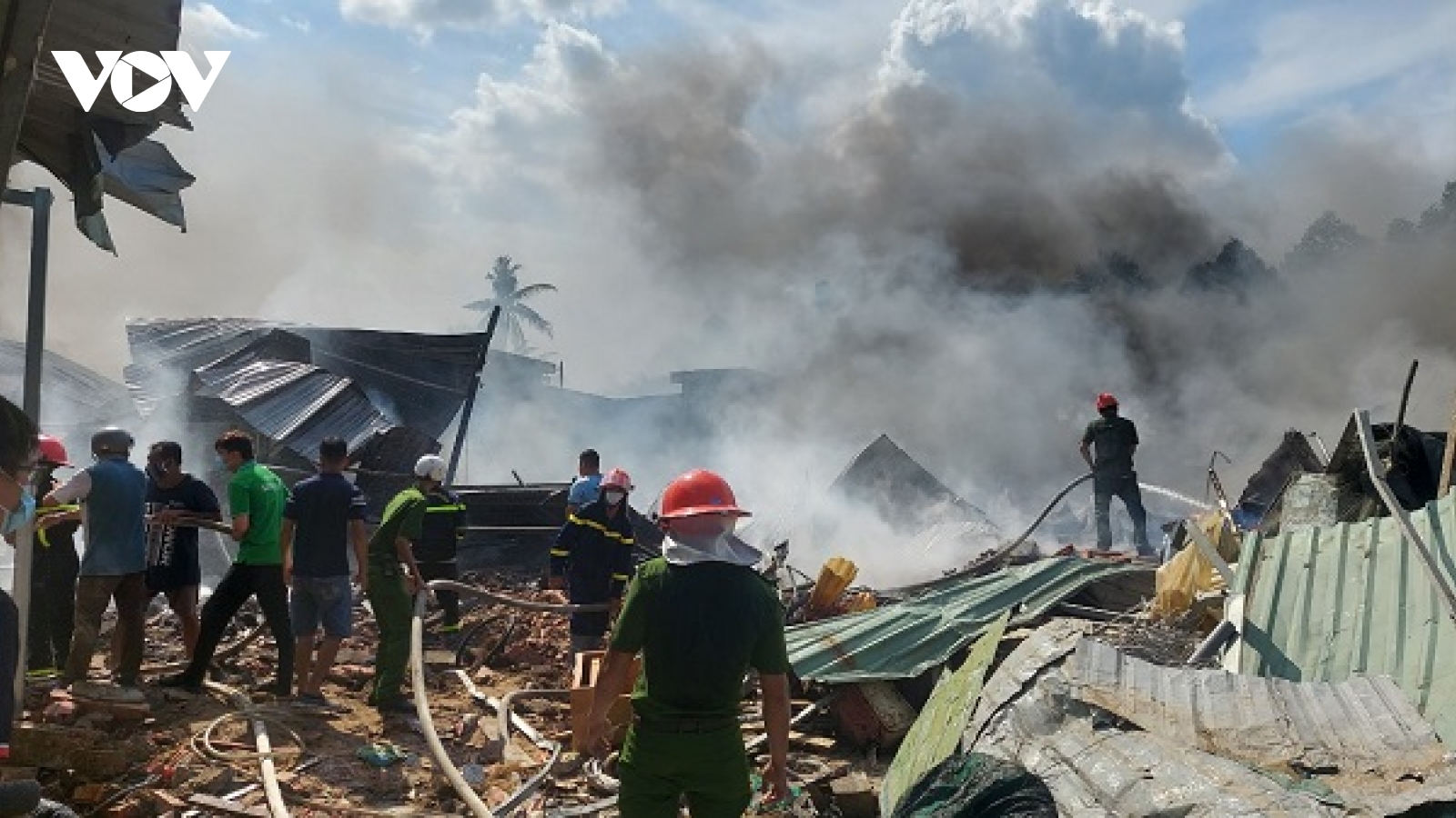 Huy động 120 người tham gia chữa cháy xảy ra tại kho Composite ở Đồng Tháp