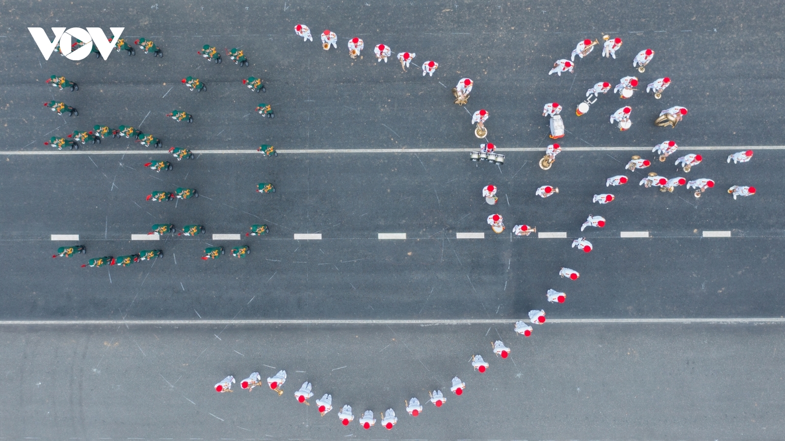 Hợp luyện diễu binh: Múa súng, xếp hình số 50 và biểu tượng chim bồ câu