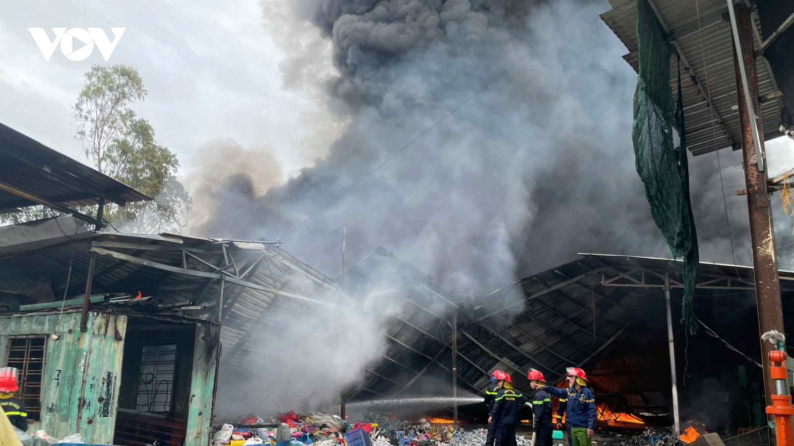 Cháy kho chứa phế liệu tại Đà Nẵng