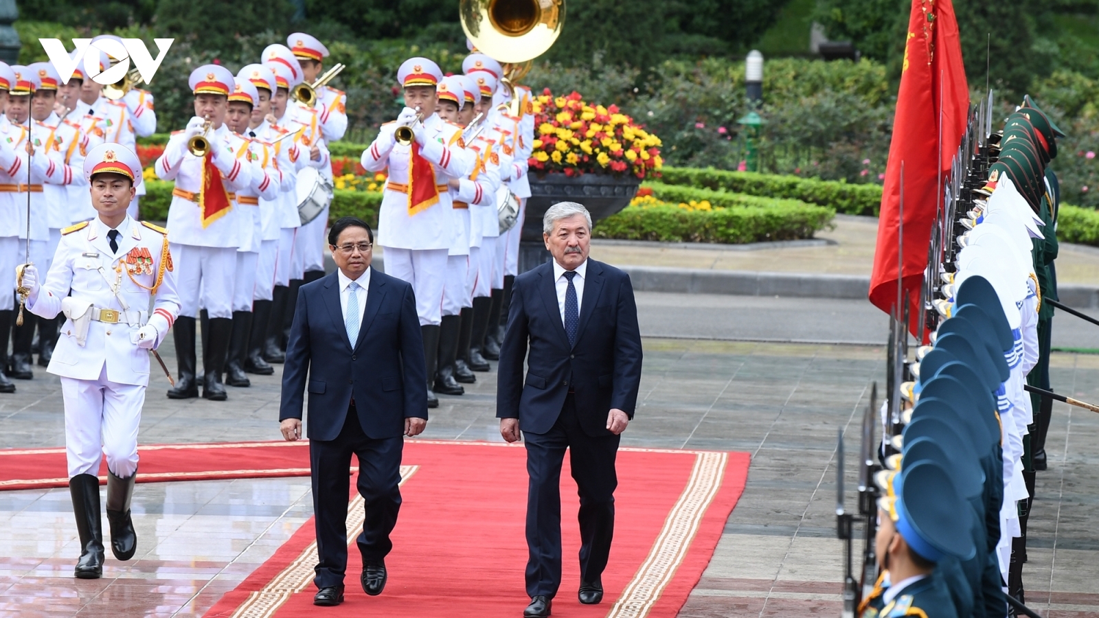 Thủ tướng chủ trì Lễ đón Thủ tướng Cộng hòa Kyrgyzstan thăm chính thức Việt Nam