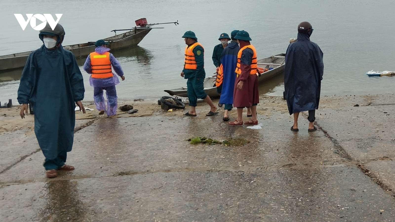 Tìm kiếm nam shipper nghi nhảy cầu tự tử ở Quảng Bình