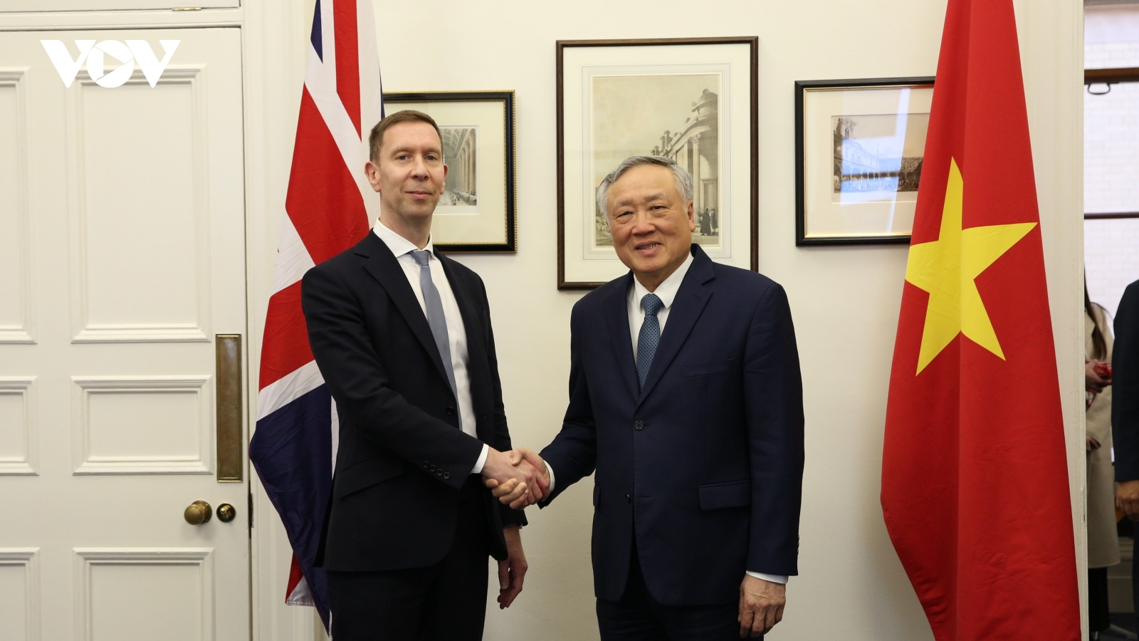 Phó Thủ tướng Nguyễn Hòa Bình gặp Thứ trưởng Bộ Tài chính Vương quốc Anh