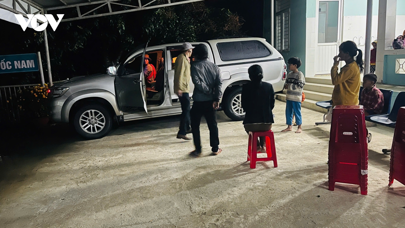 Thầy giáo lái xe xuyên đêm đưa trẻ vùng cao đi cấp cứu