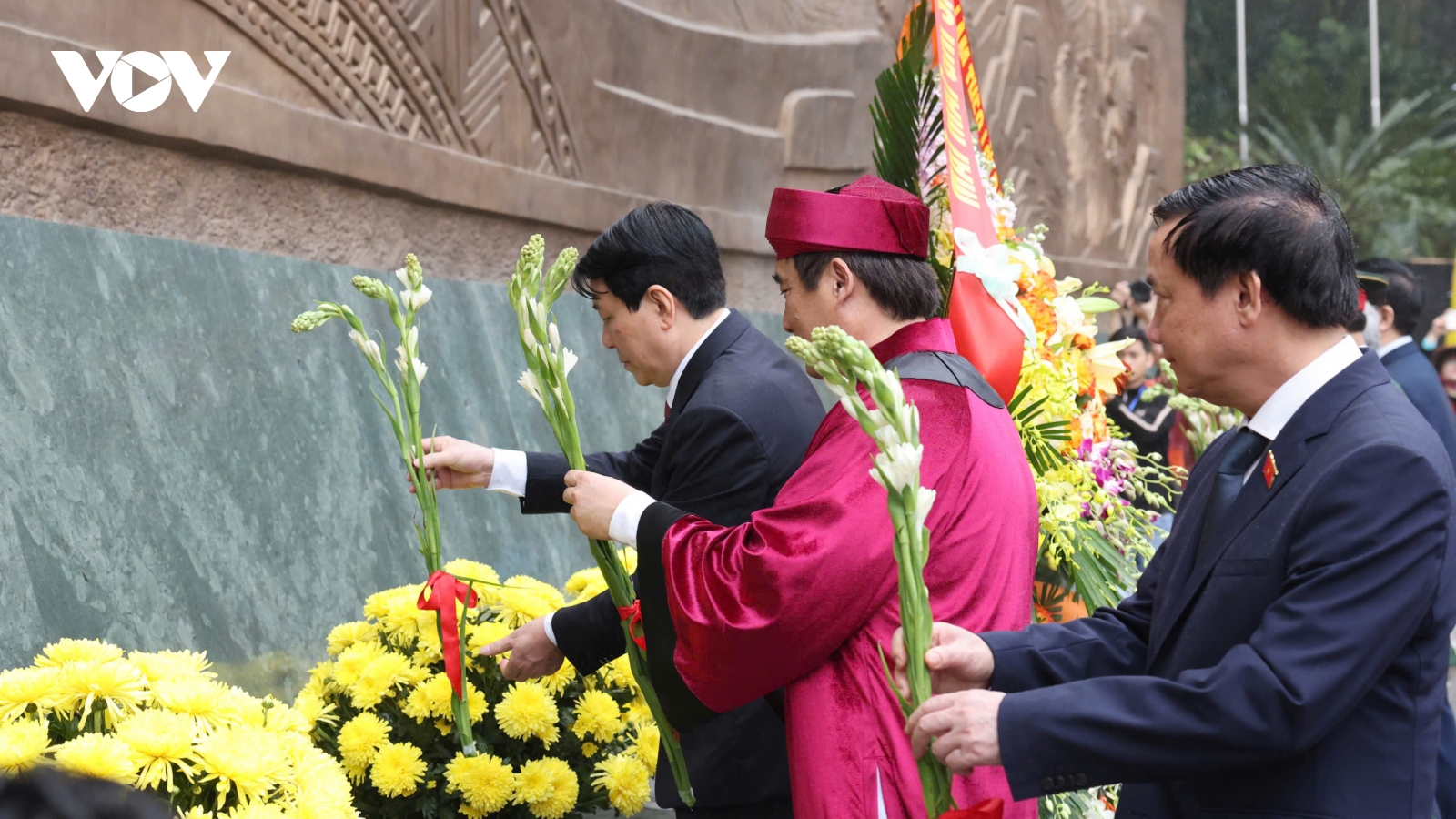 Chủ tịch nước cùng nhân dân dâng hương tưởng niệm các Vua Hùng trong ngày Giỗ Tổ