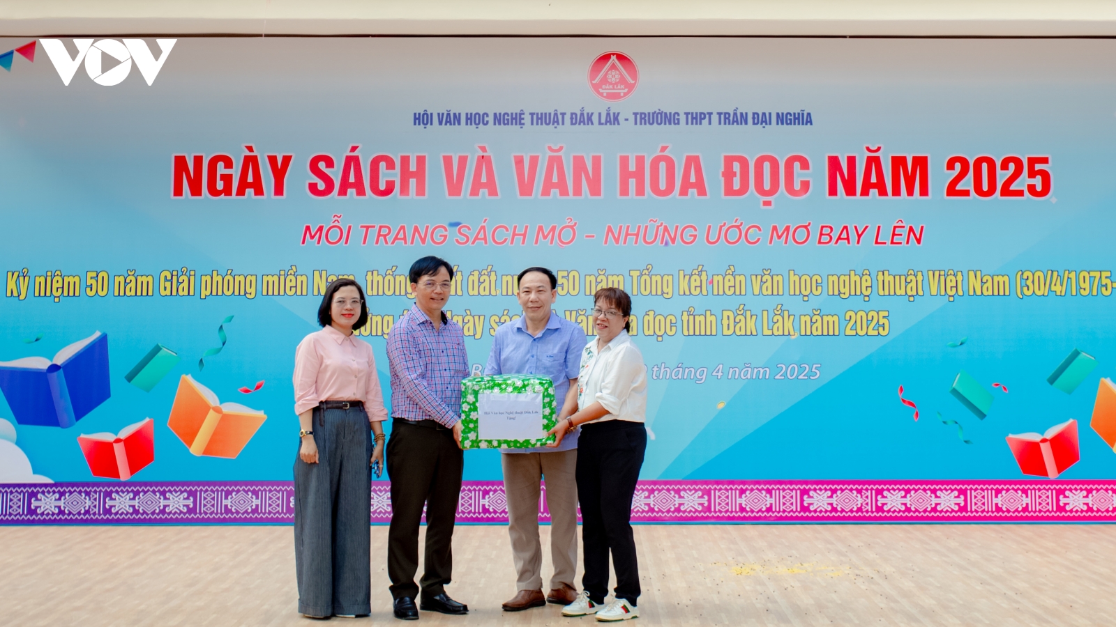 Tặng tủ sách cho học sinh vùng sâu nhân Ngày sách và văn hóa đọc tại Đắk Lắk