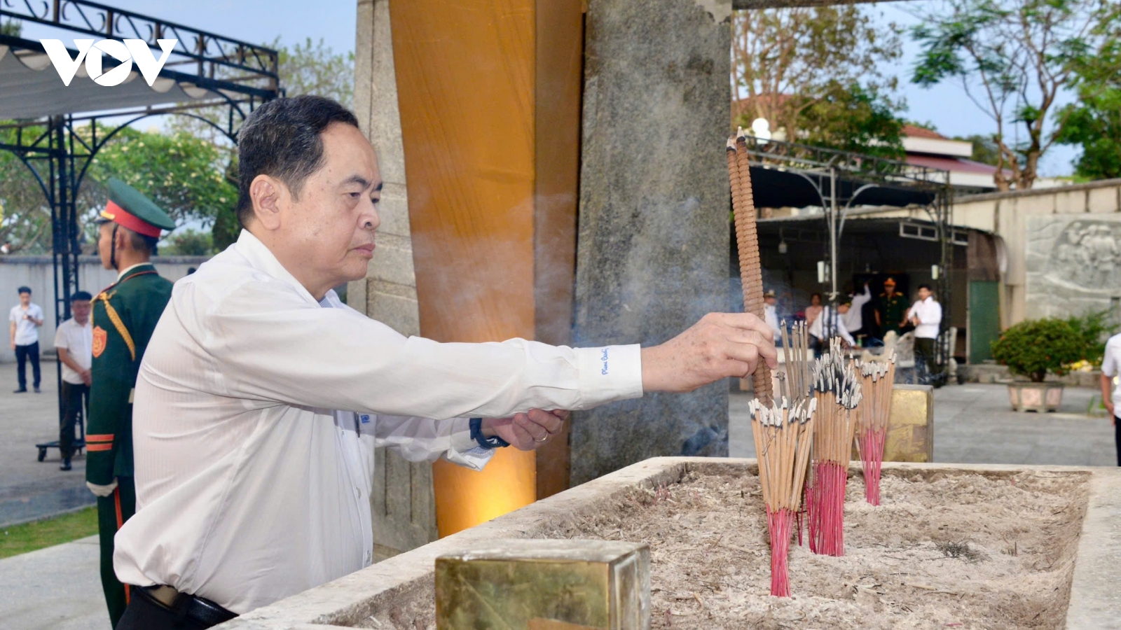 Chủ tịch Quốc hội dâng hương tưởng niệm các anh hùng liệt sĩ tại Quảng Trị