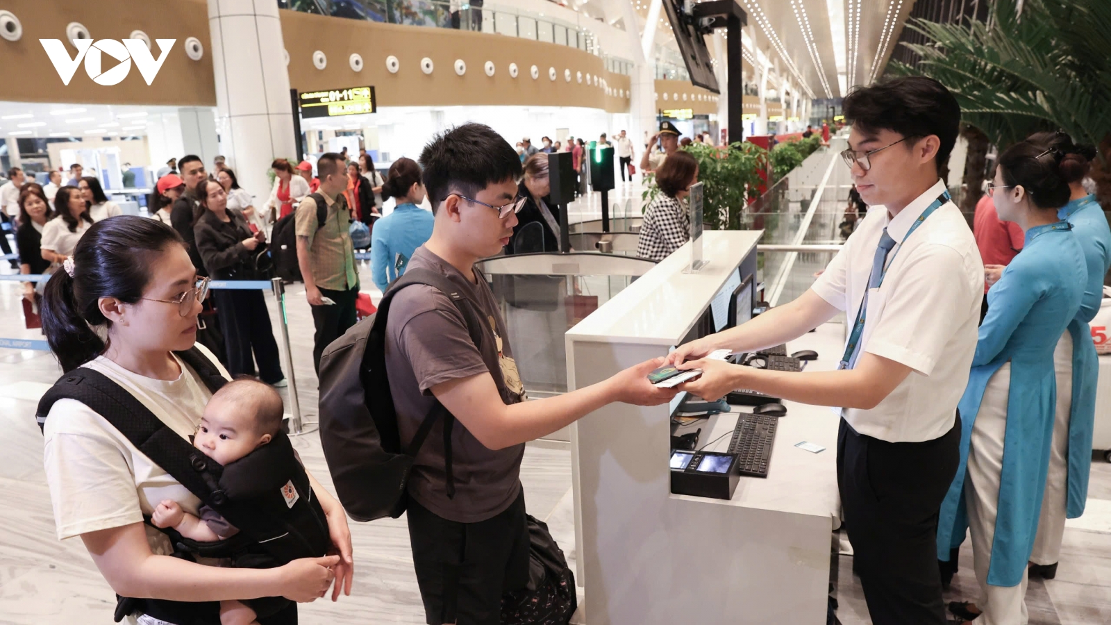 Những hành khách của Vietnam Airlines "xông đất" T3 Tân Sơn Nhất