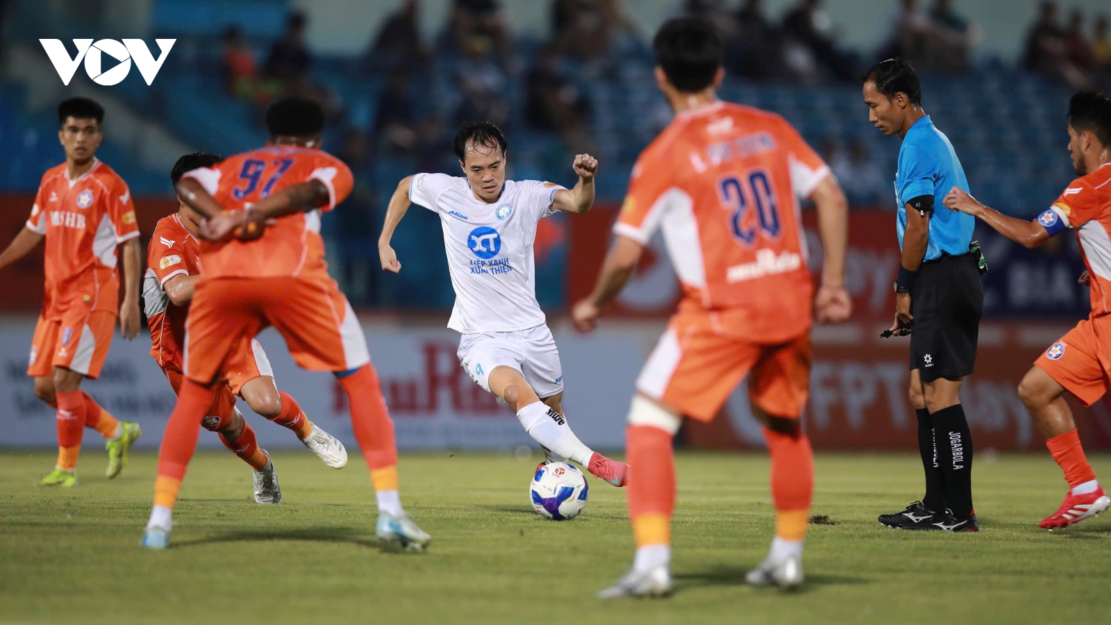 Kết quả V-League hôm nay 20/4: Nam Định hòa Đà Nẵng, bị Hà Nội FC áp sát