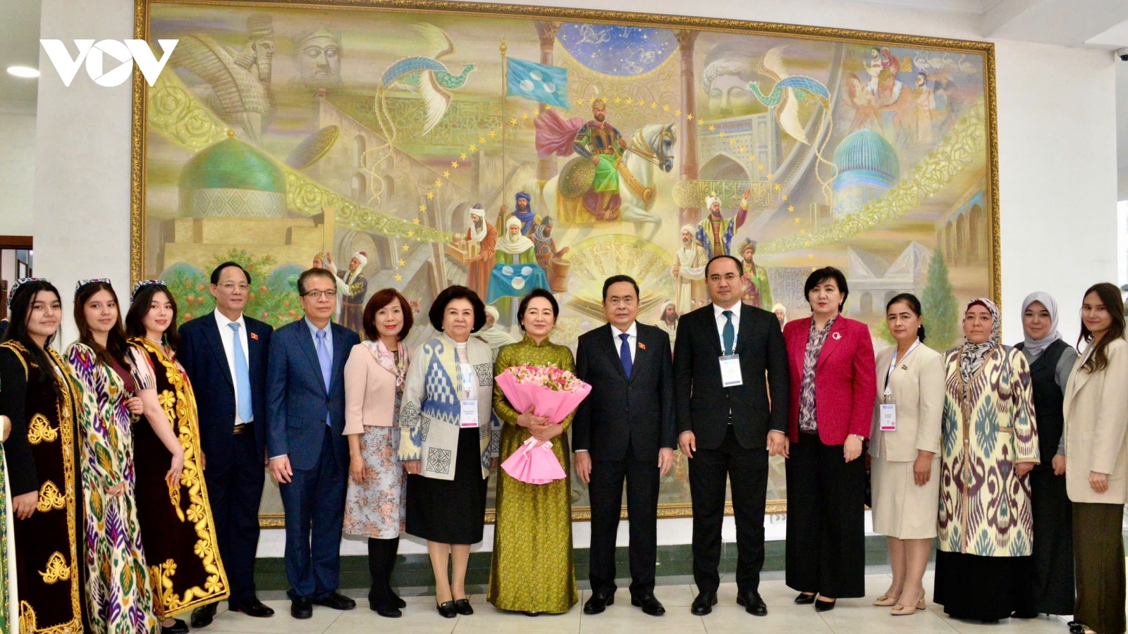 Chủ tịch Quốc hội và Phu nhân thăm Đại học Phương Đông Tashkent