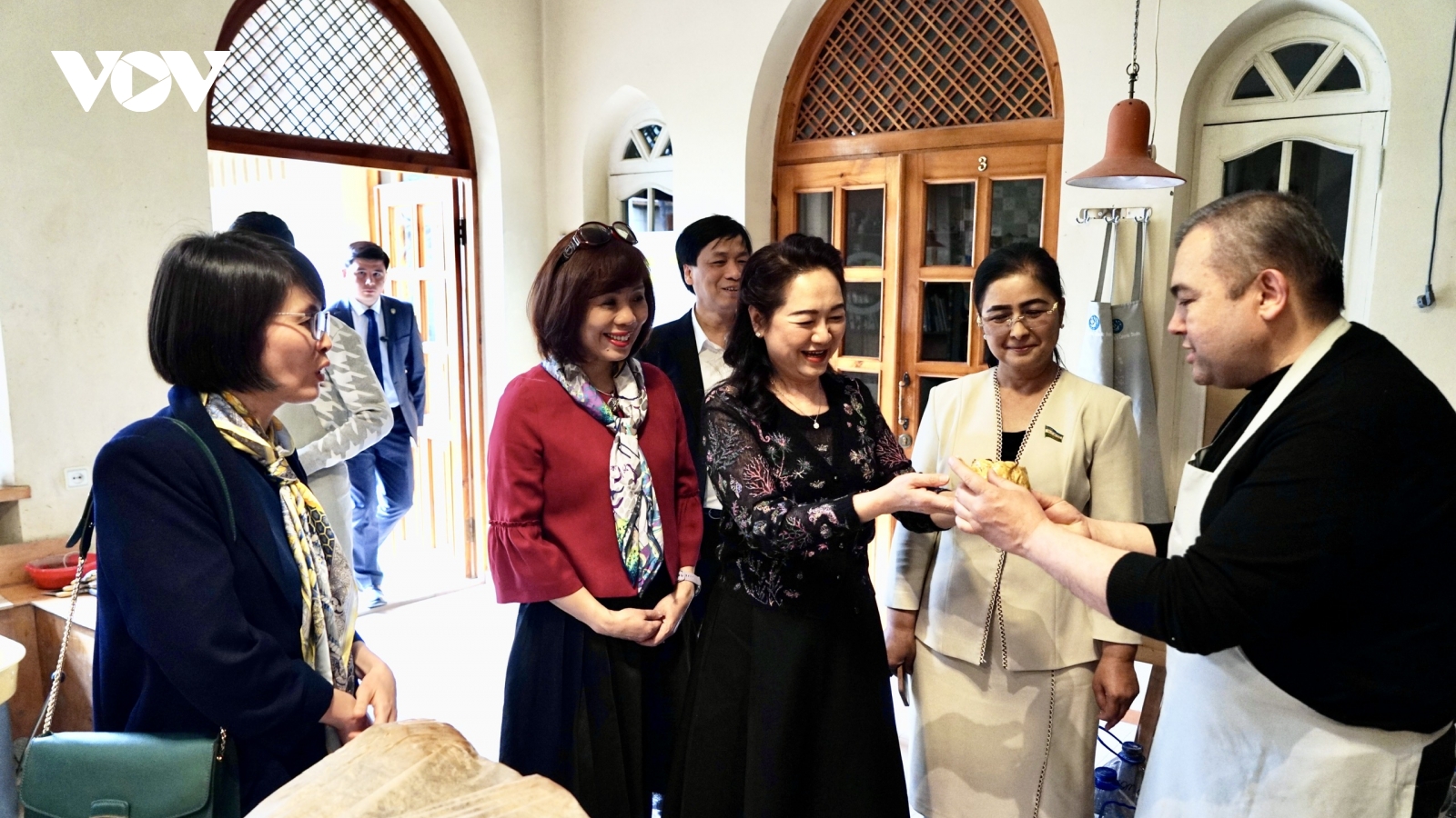 Phu nhân Chủ tịch Quốc hội tham quan cơ sở gốm truyền thống của Uzbekistan