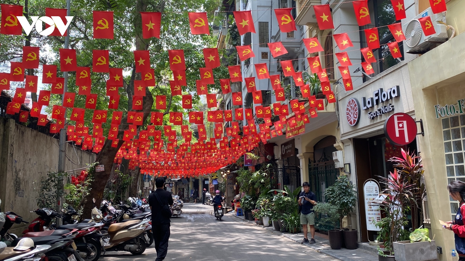 Phố phường Hà Nội rực rỡ cờ hoa chào mừng ngày đại lễ 30/4