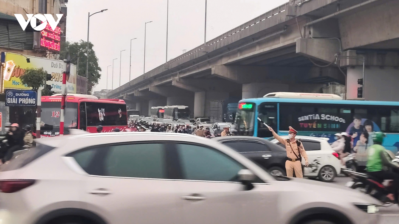 Dòng người đổ về sau kỳ nghỉ lễ Giỗ Tổ Hùng Vương, các cửa ngõ Hà Nội đông đúc