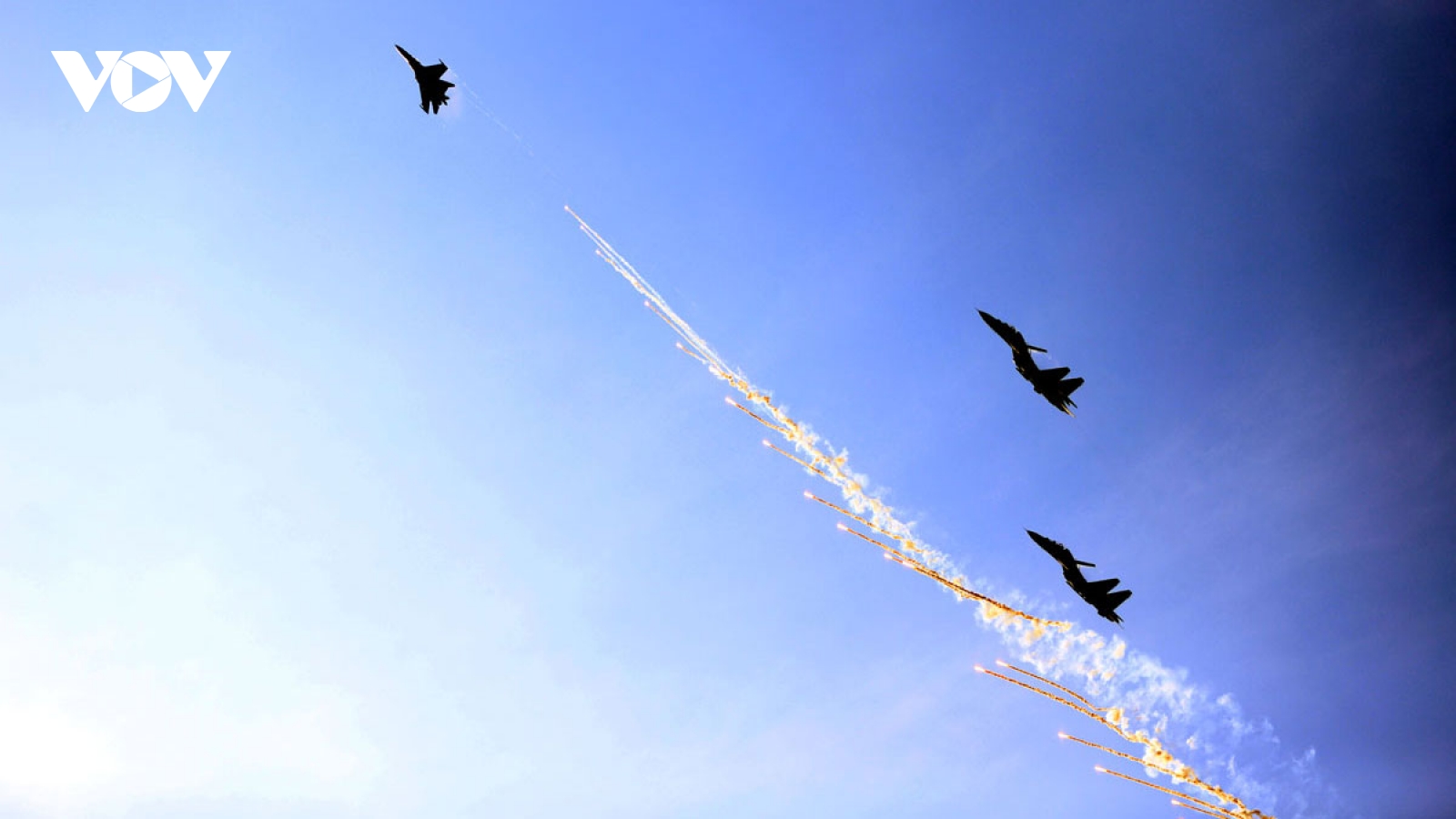 Tiêm kích thả bẫy nhiệt trên bầu trời TP.HCM trong lễ tổng duyệt cấp Nhà nước