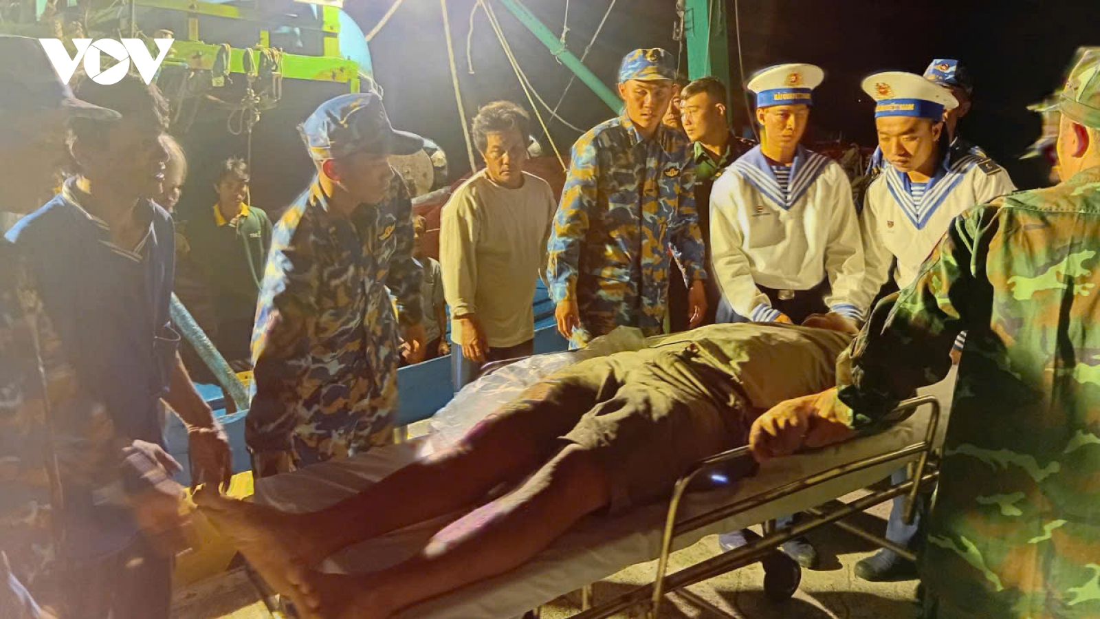 Bệnh xá đảo Trường Sa cấp cứ ngư dân bị thương do máy xay đá