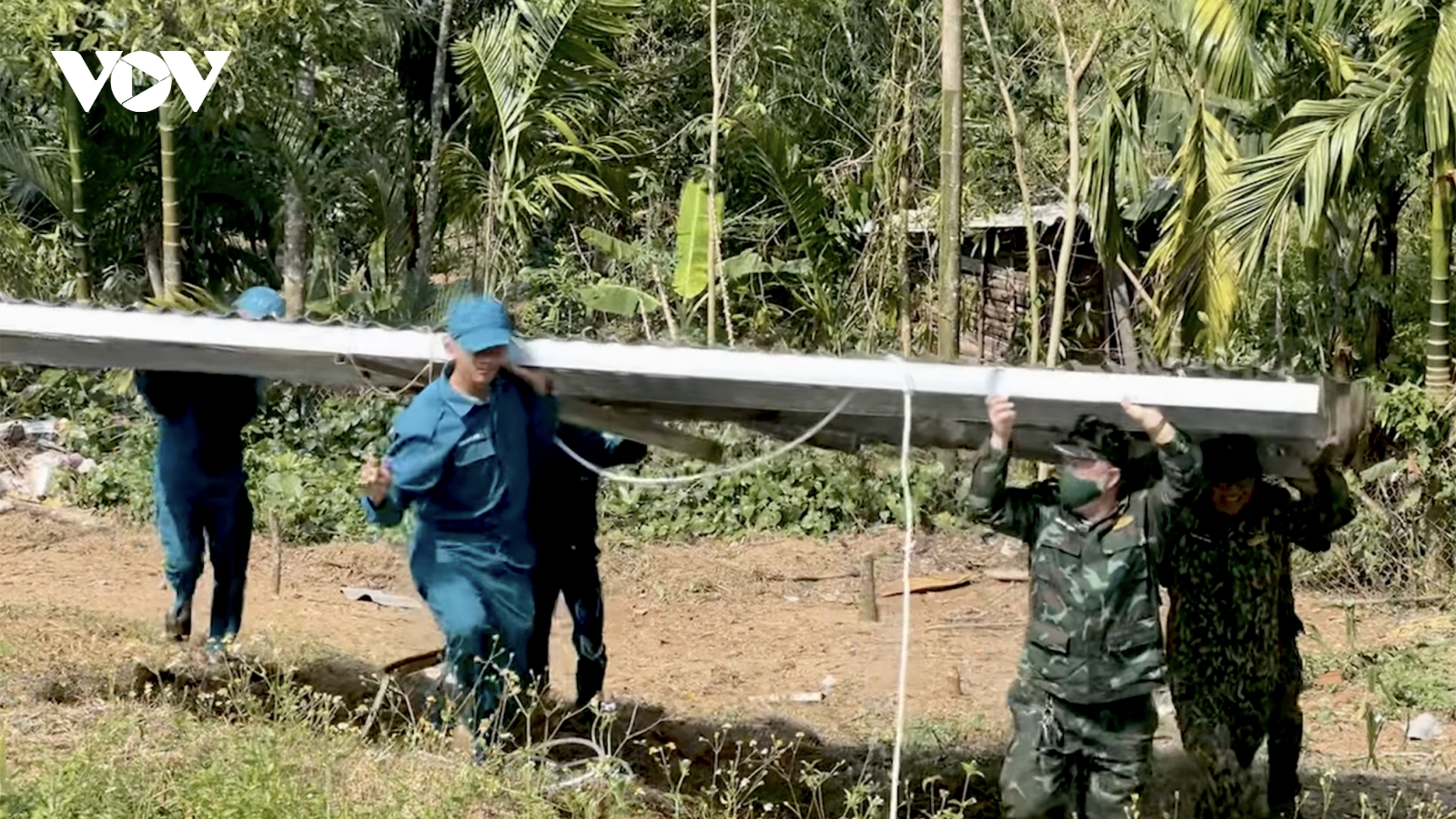 Bộ đội giúp người dân Ba Tơ (Quảng Ngãi) khắc phục hậu quả giông lốc