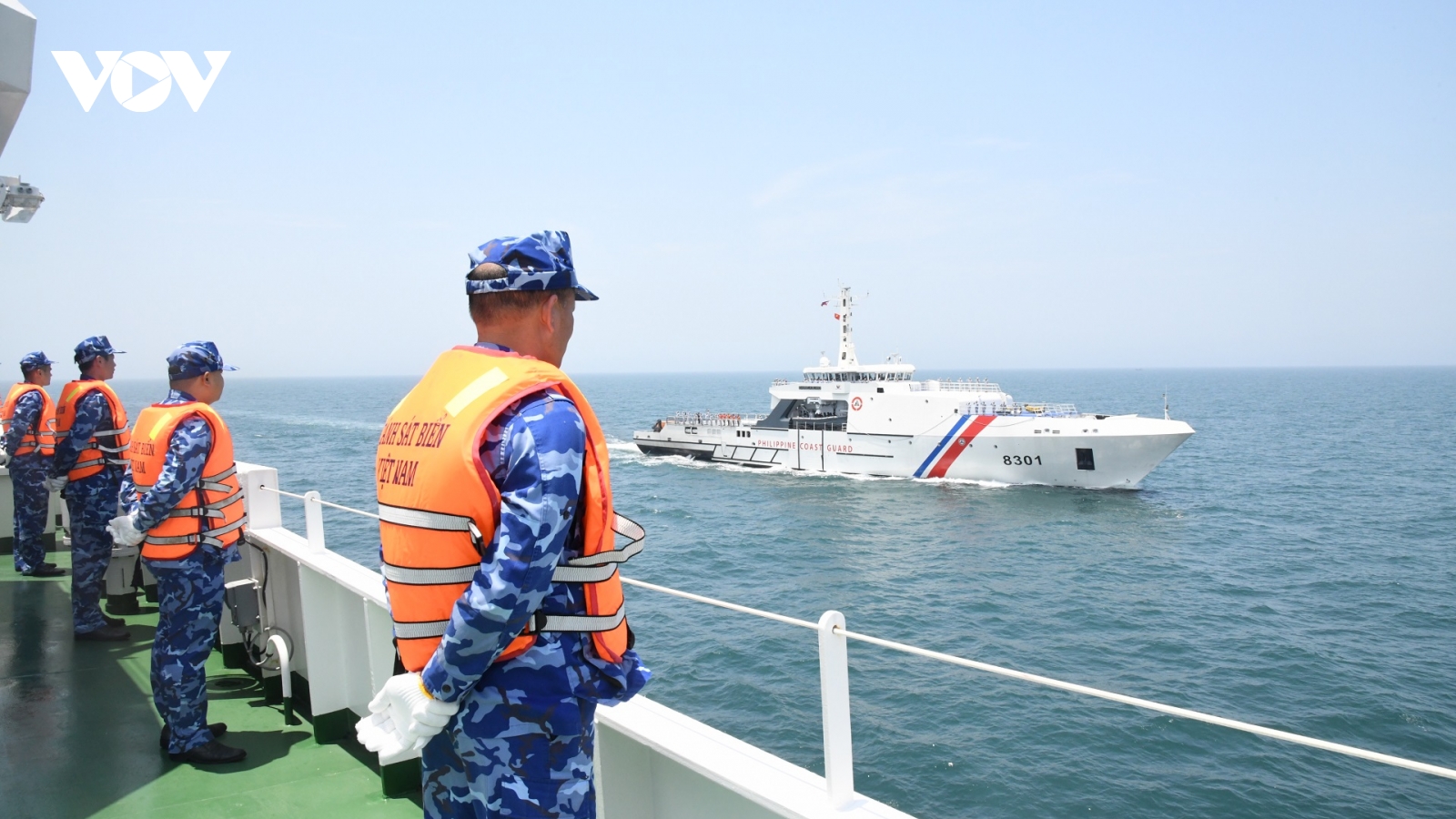 Tàu Lực lượng Bảo vệ bờ biển Philippines luyện tập chung với tàu CSB Việt Nam