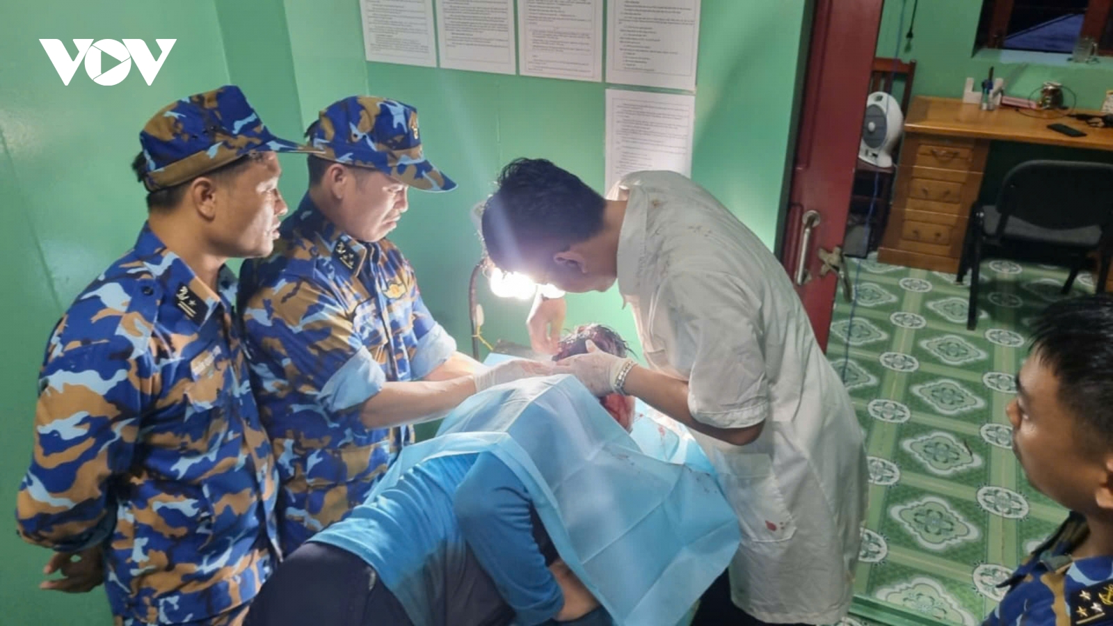 Nhà giàn DK1/14 cấp cứu ngư dân gặp nạn trên biển