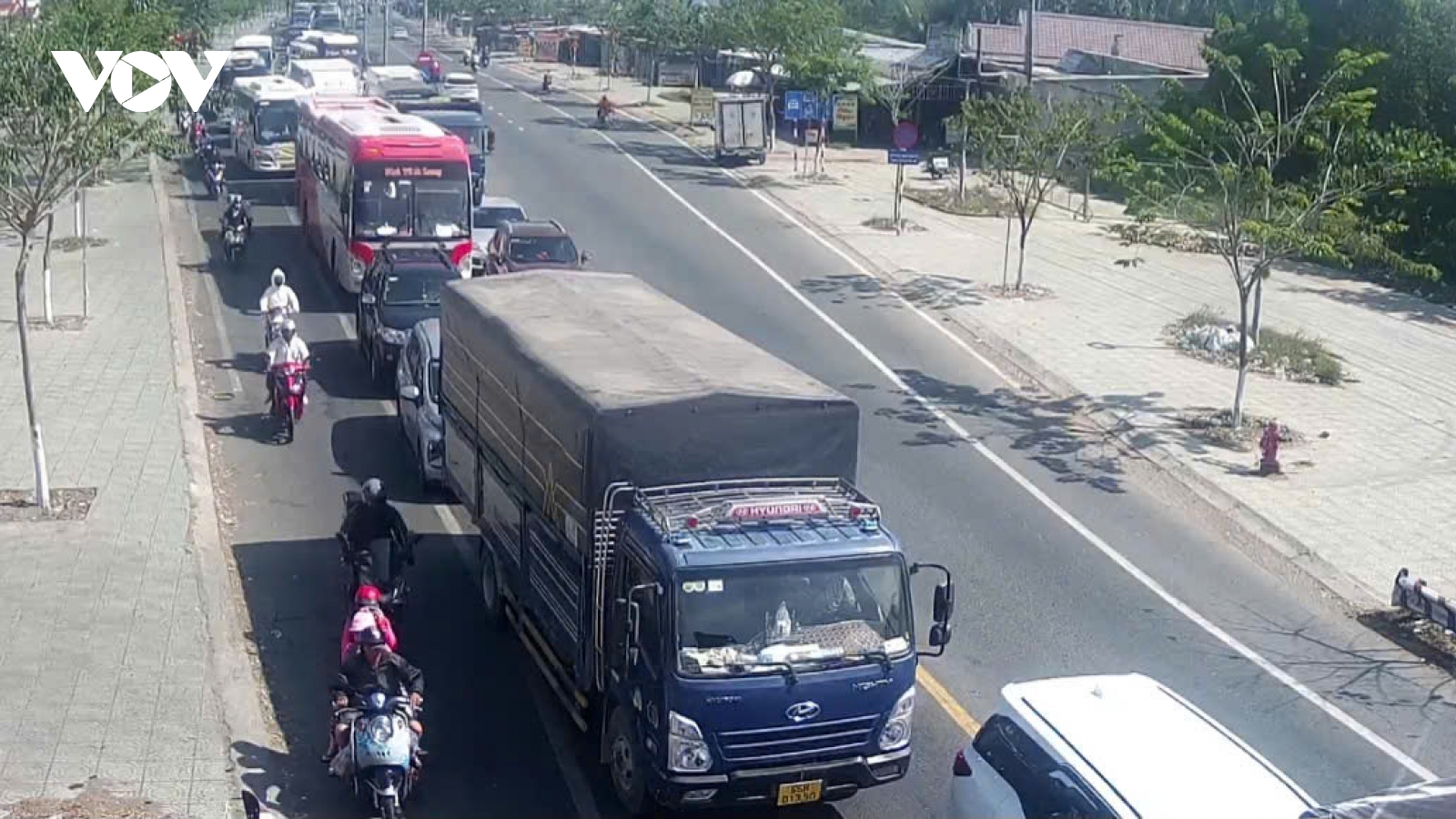 Kẹt xe nghiêm trọng khu vực cầu Rạch Miễu