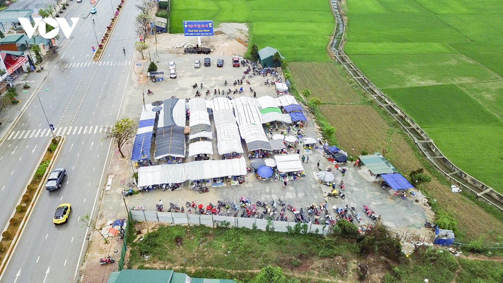 Chợ tự phát hơn 2.500m2 trên đất nông nghiệp ở Điện Biên ngang nhiên hoạt động