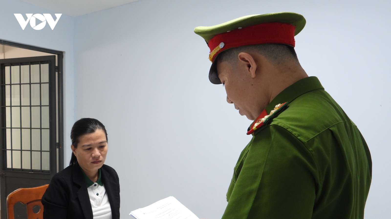 Lừa nhận tiền làm giấy tờ đất, “cán bộ thanh tra dỏm” bị khởi tố, bắt tạm giam