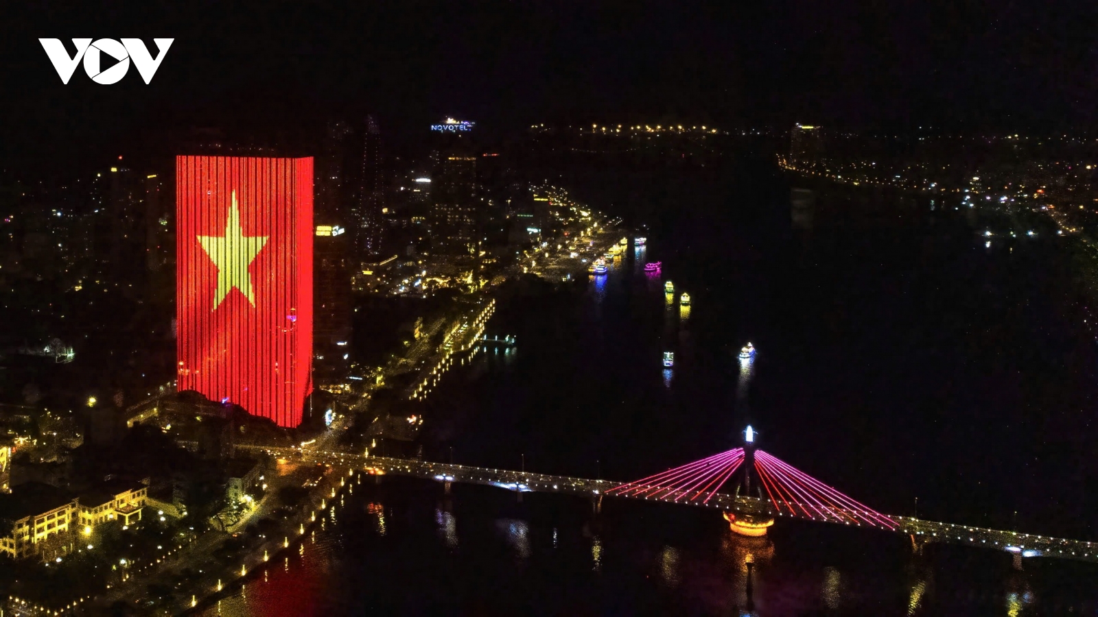 Đà Nẵng rực rỡ cờ hoa chào mừng 50 năm Ngày đất nước thống nhất