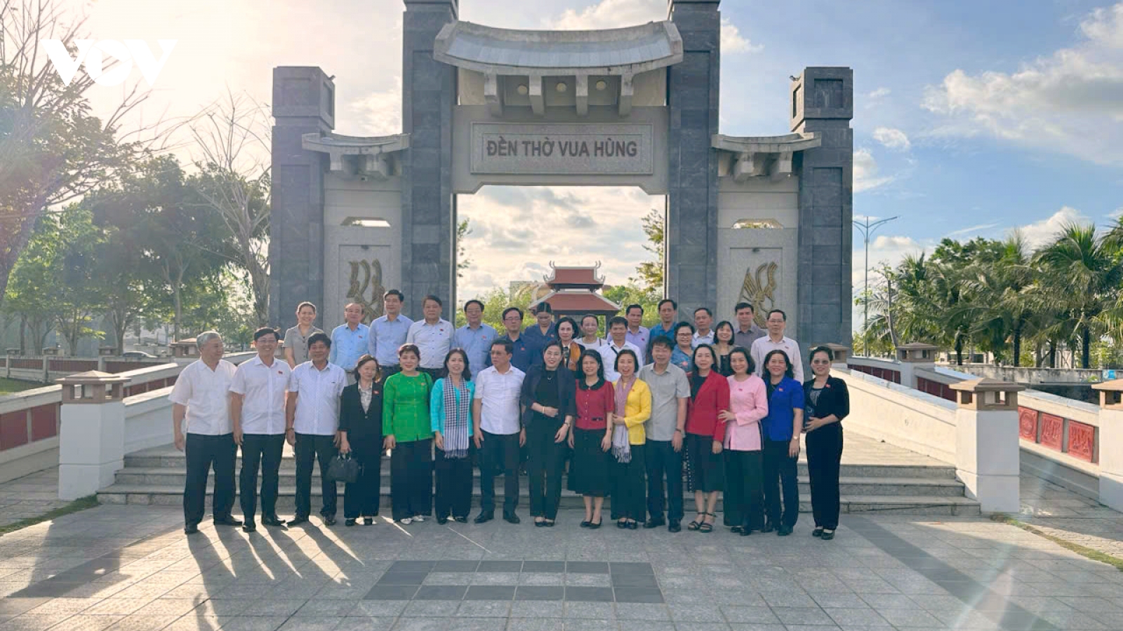 Đại biểu Quốc hội chuyên trách các tỉnh, thành phố dâng hương tại Đền thờ vua Hùng
