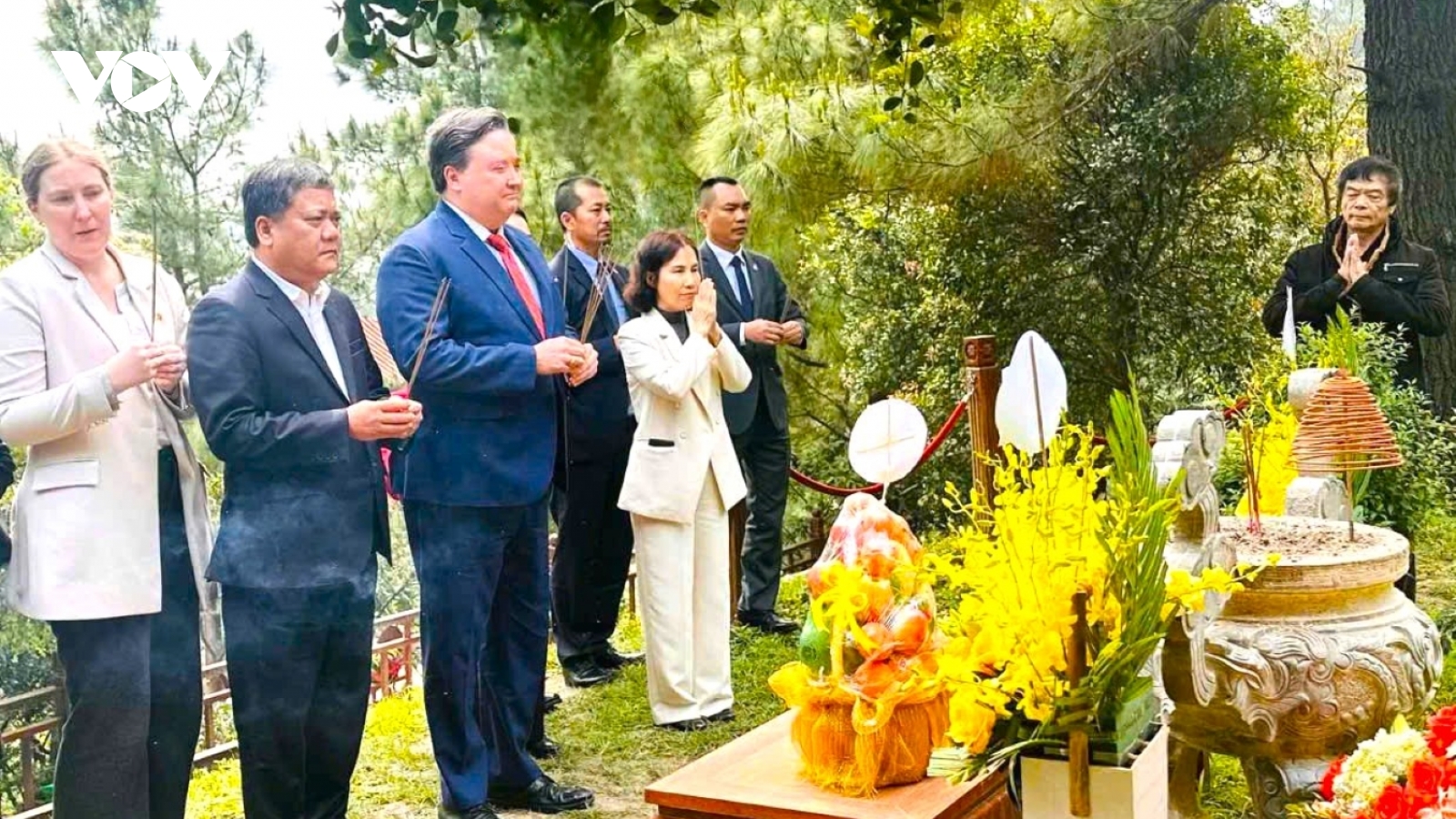 Đại sứ Hoa Kỳ viếng mộ Đại tướng Võ Nguyên Giáp