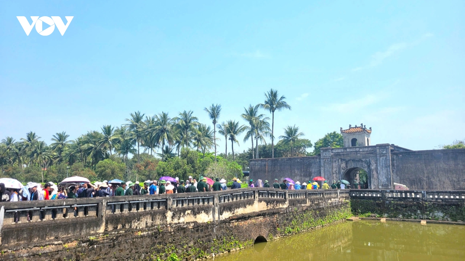 Hàng ngàn khách đến dâng hương tại Thành Cổ Quảng Trị dịp 30/4