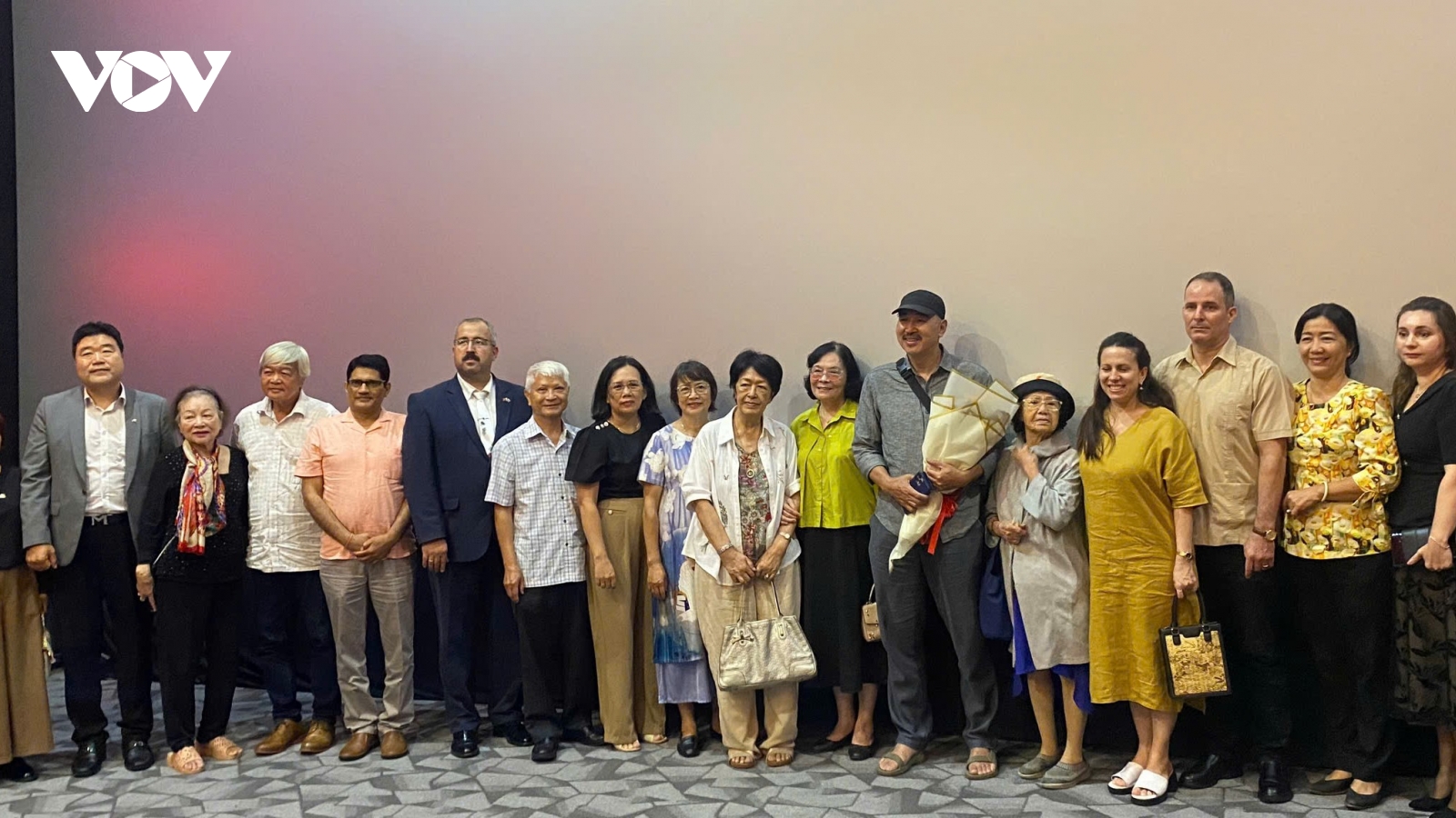 Bạn bè quốc tế ấn tượng khi xem phim về địa đạo