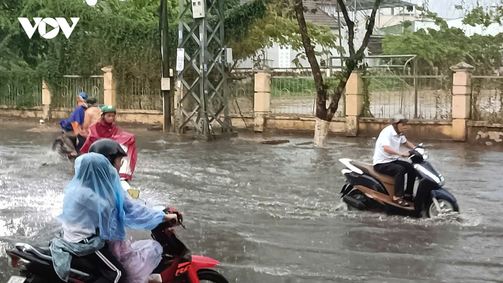 Người dân phố núi Kon Tum lội nước trong mùa khô hạn