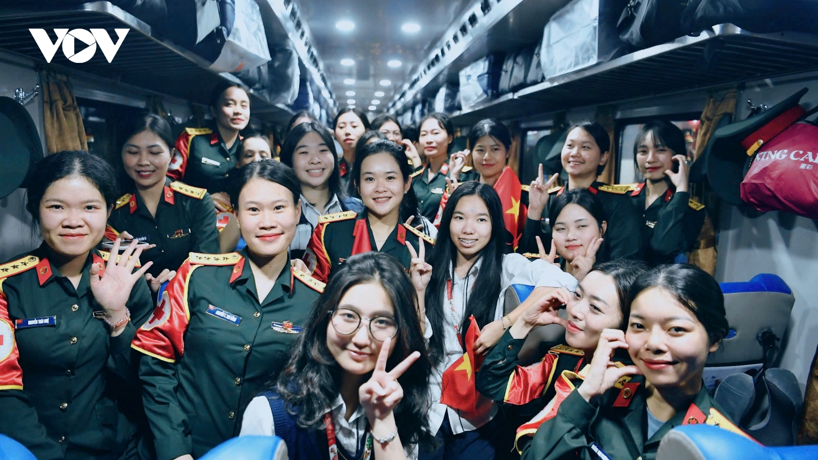 Lực lượng diễu binh của Quân đội nhân dân Việt Nam rạng rỡ lên tàu hành quân vào Nam