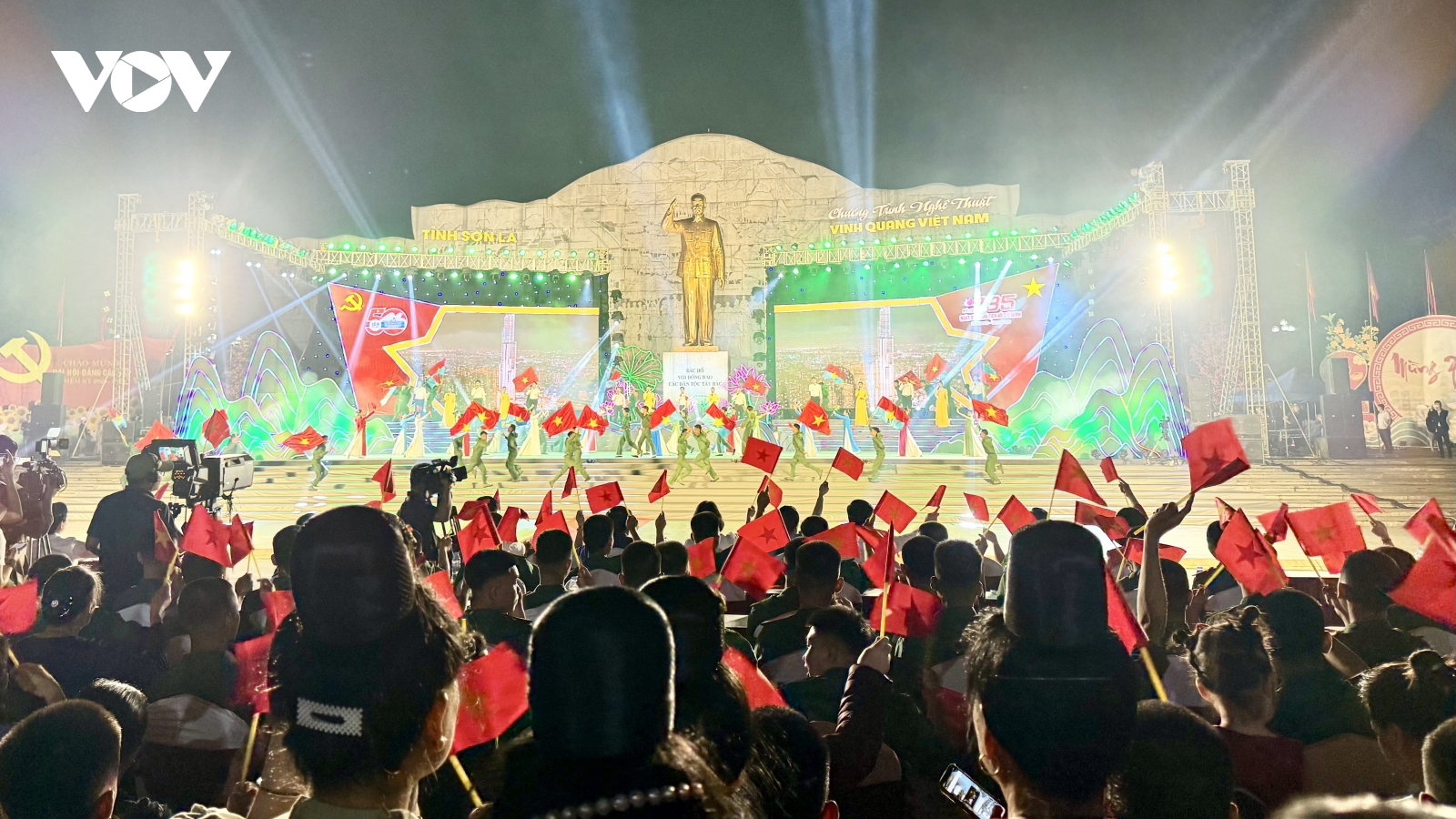 Quảng trường Tây Bắc rộn vang âm hưởng “Vinh quang Việt Nam”